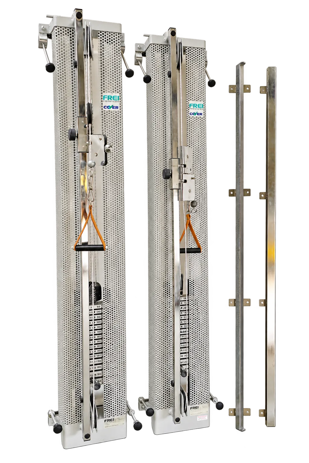 FREI Zugapparate Cover-Line Universal: zwei Wandzuggeräte mit Griff und Gewichtsblock neben zwei Montageschienen