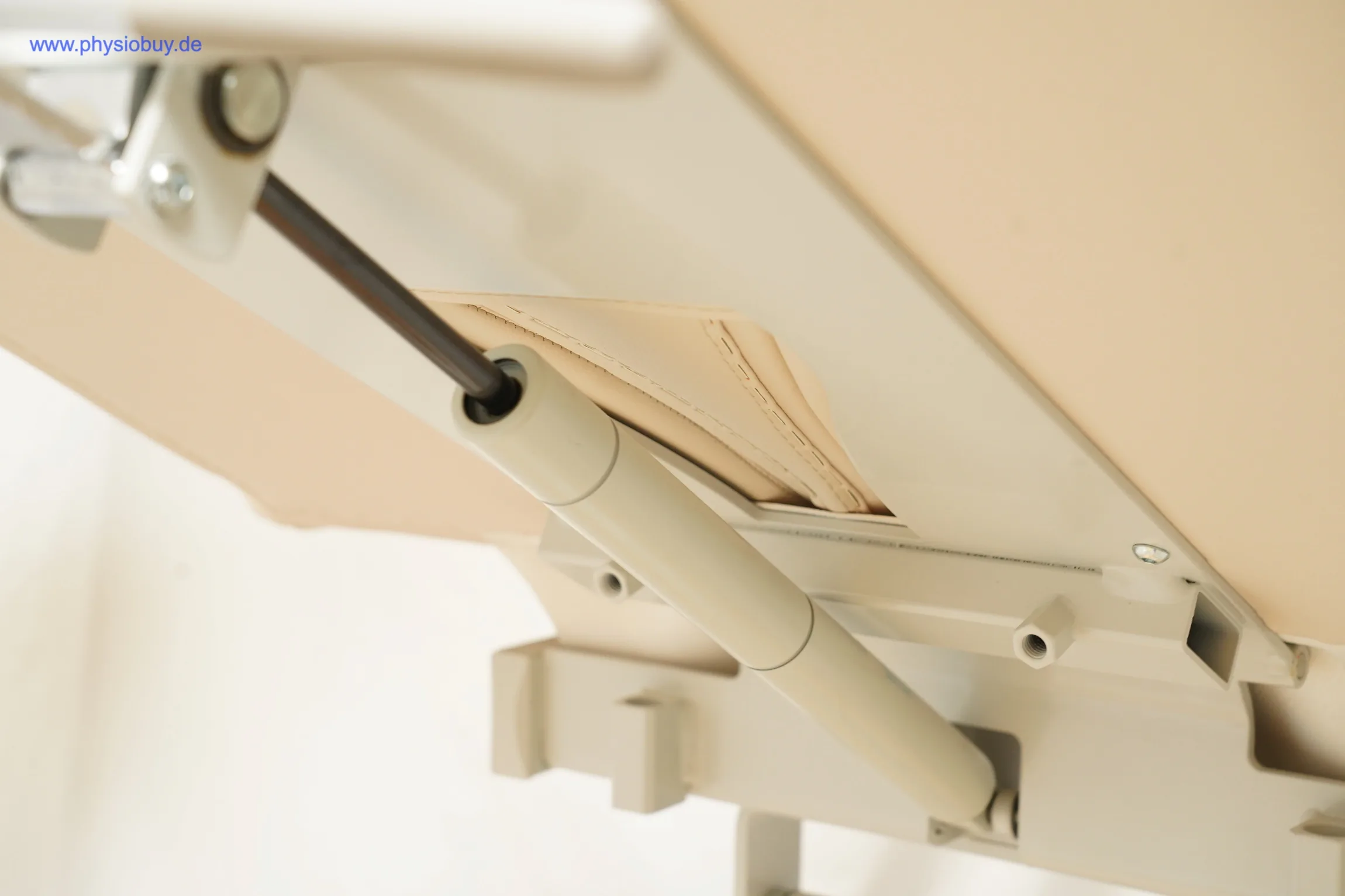 Scharnier und Gasdruckfeder des Kopfteils der Gymna Duoplus advanced Therapieliege, Nahaufnahme