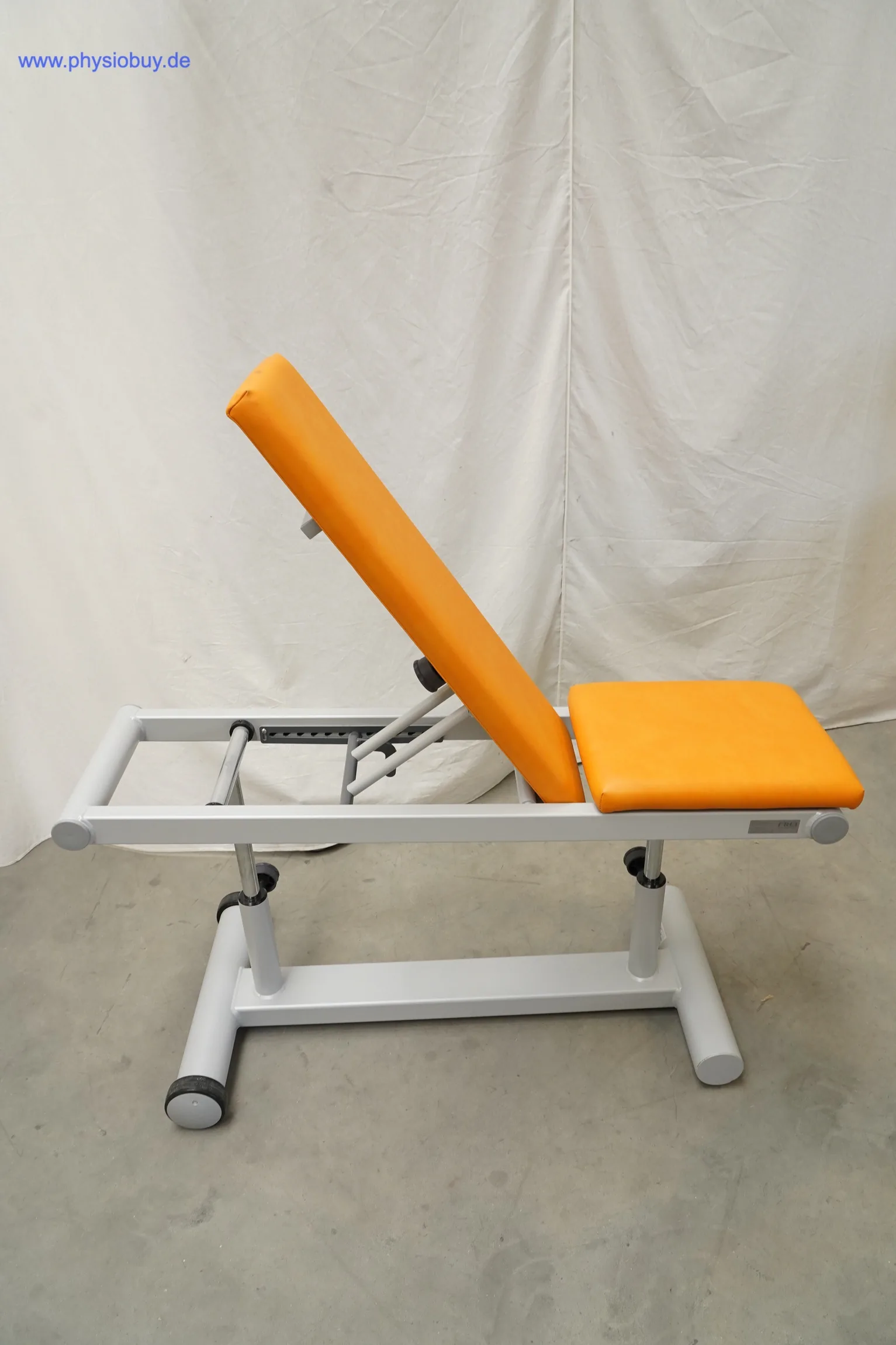 FREI Genius Trainingstisch mit orangefarbenem Polster auf grauem Gestell