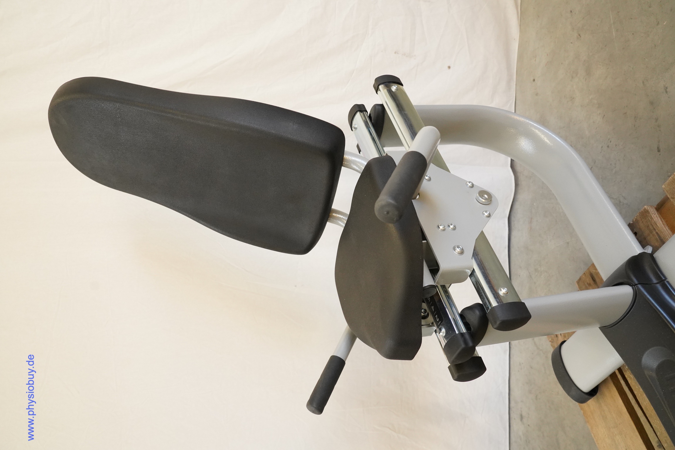 Ergo-Fit Recumbent 4000 MED RS schräg von vorn: schwarze Rückenlehne, Sitzfläche und seitliche Haltegriffe