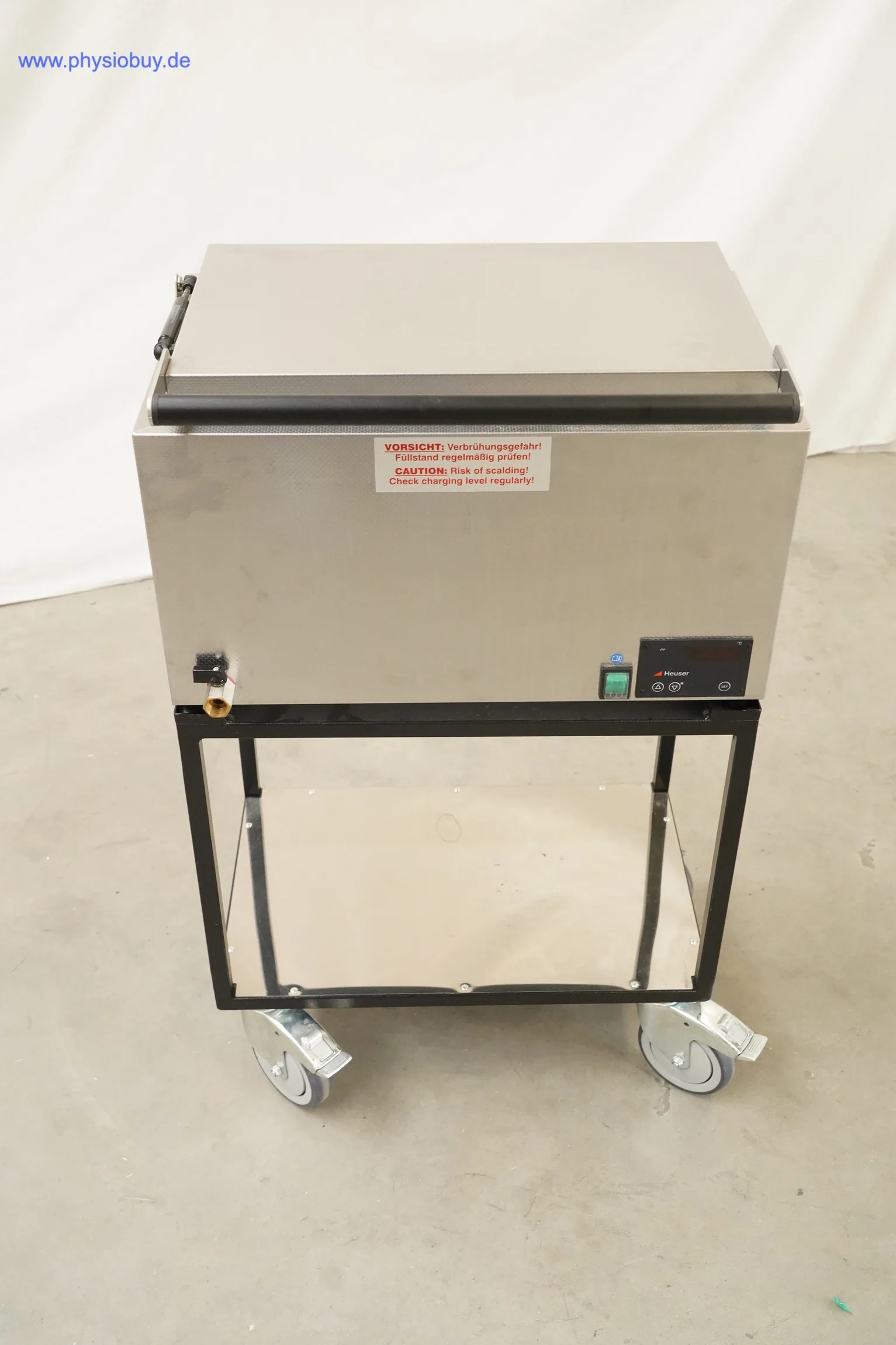 Heuser Wasserbad WB5-30/4 mit Untergestell, Frontansicht mit Warnschild, Digitalanzeige, Ablasshahn und Rollen