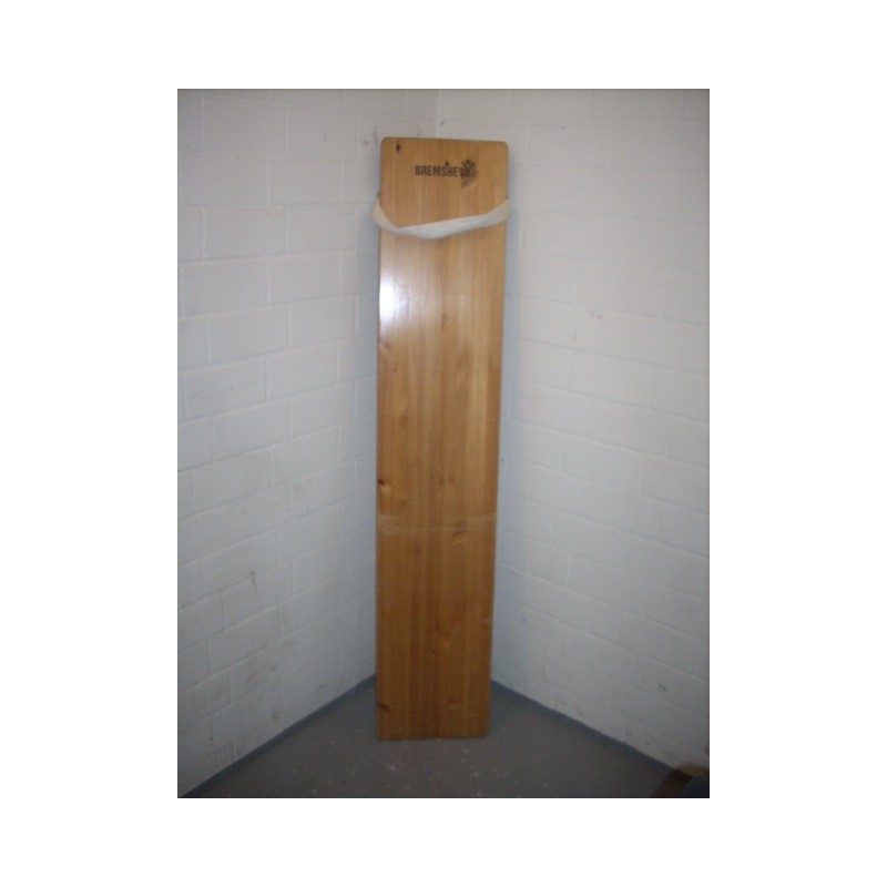 Hölzernes Schrägbrett für Sprossenwand mit Aufhängeschlaufe, an der Wand stehend