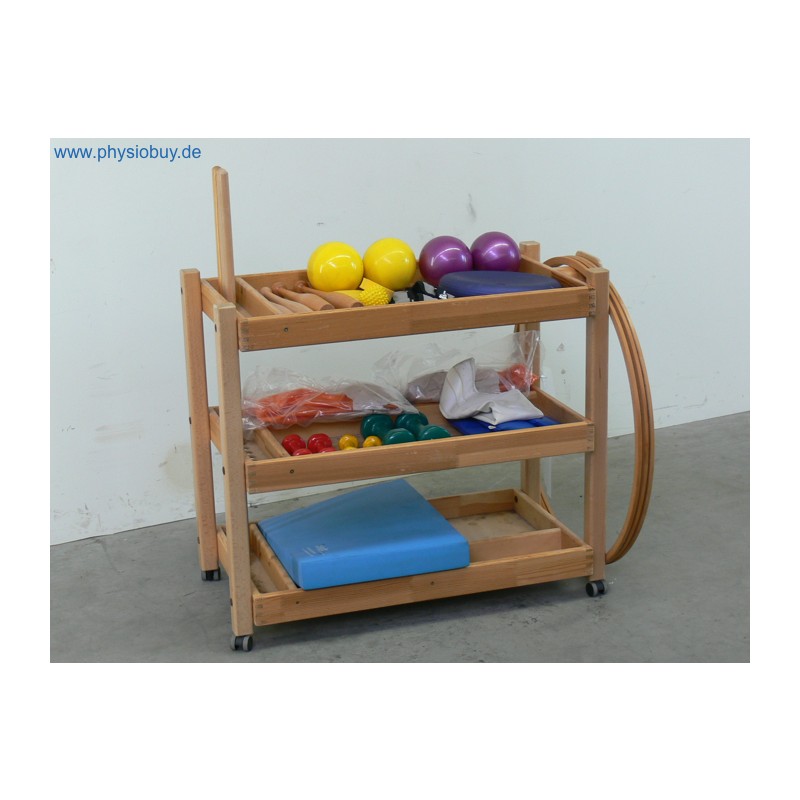 Gerätewagen aus Holz, bestückt mit Bällen, Kissen und Therapiematerial