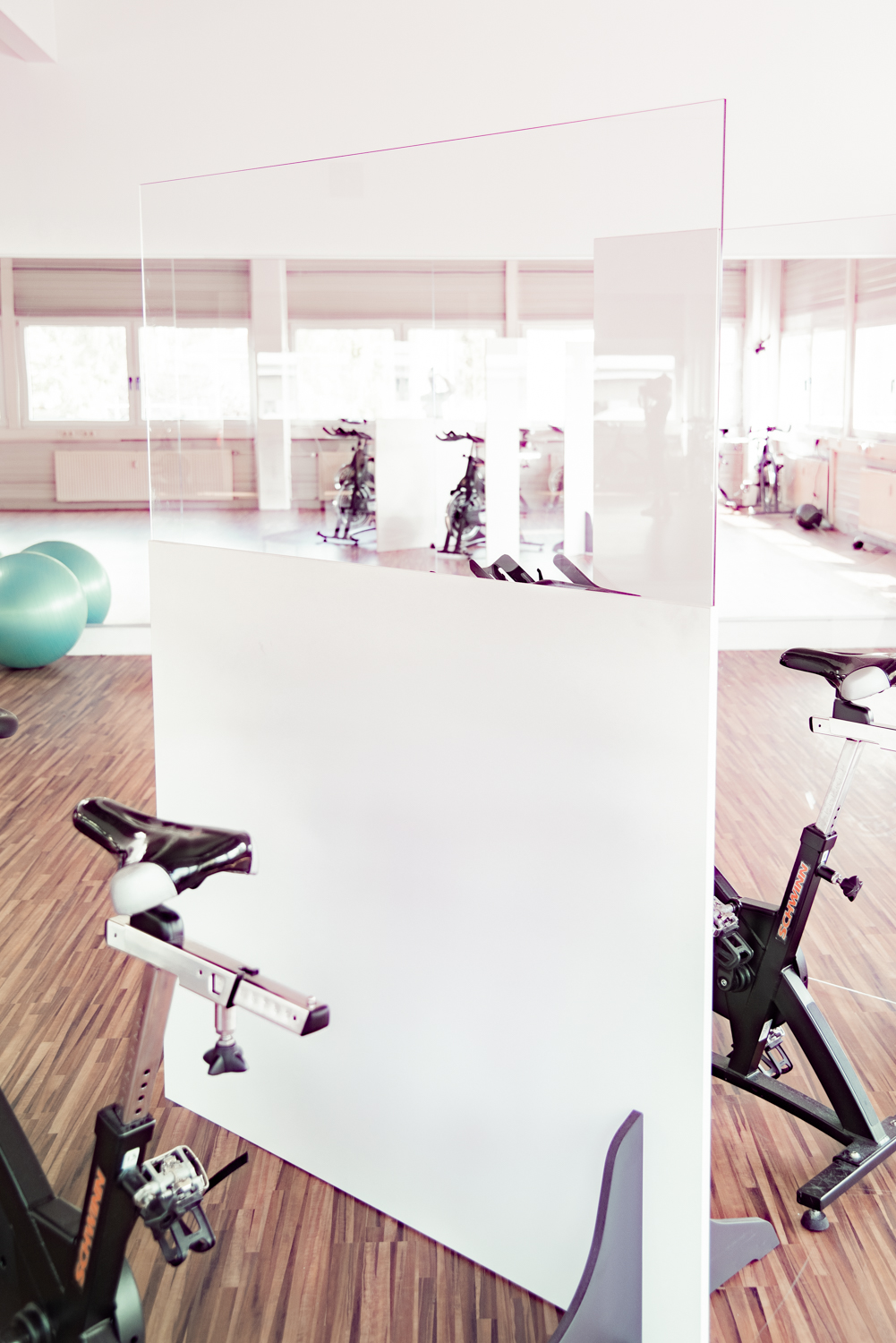 Trennwand Standard mit transparentem Oberteil, Nahaufnahme vor Indoor-Cycles im Fitnessstudio