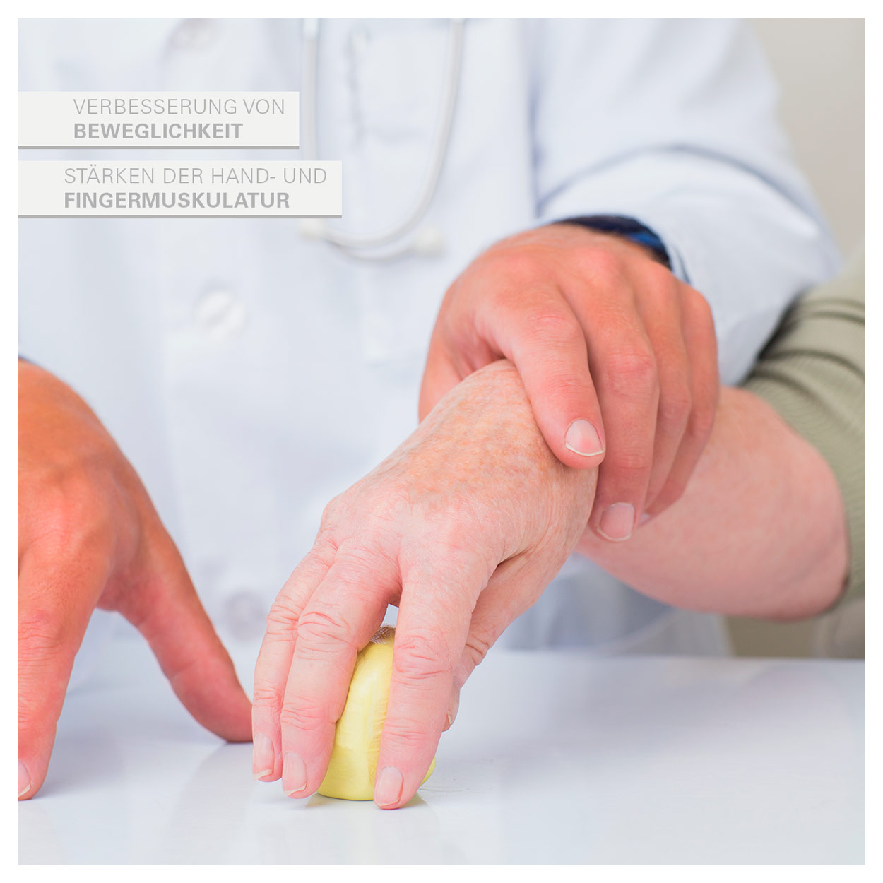 Physioflex Therapie-Knetmasse in Gelb, in der Hand während einer Handtherapie