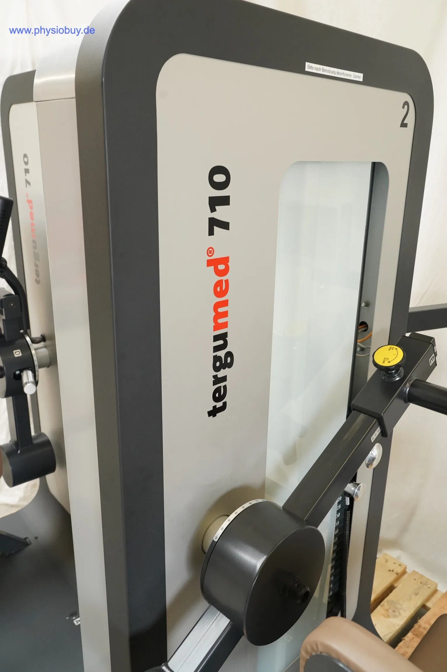 Seitenteil der Tergumed-710-Station 2 mit rotem Logo-Schriftzug, Nahaufnahme
