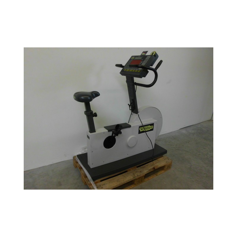 Technogym Bike Race Ergometer in Weiß-Grau auf Holzpalette