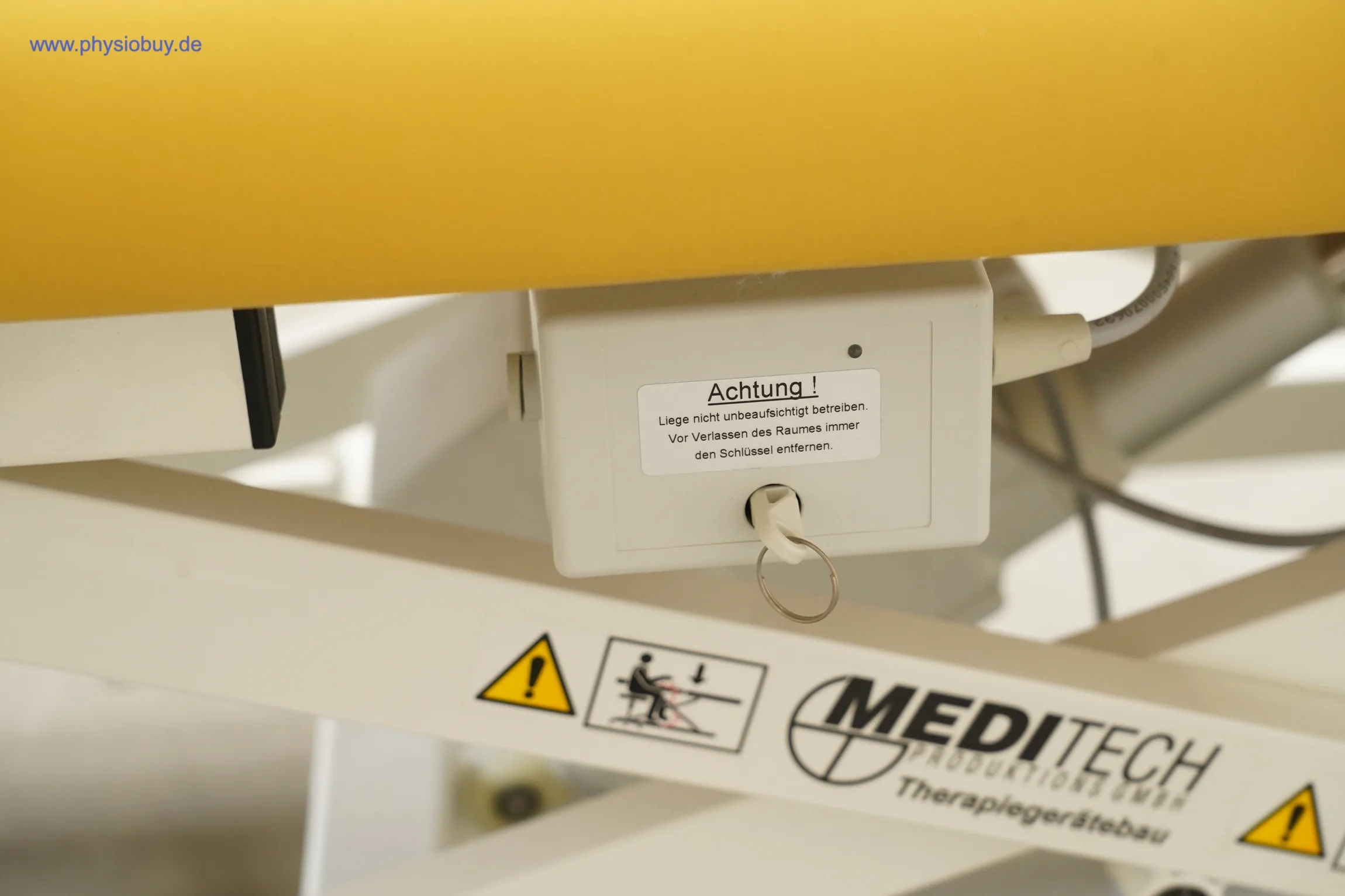 Elektrische Therapieliege, Bedienkasten mit MediTech-Logo unter dem Kopfteil