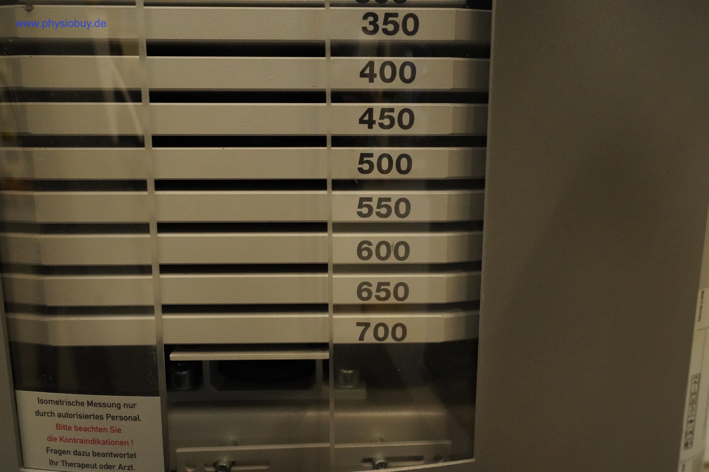 FREI Genius ECO Gewichtsblock mit Zahlenskala von 350 bis 700 und einem Hinweisschild darunter, Detailansicht