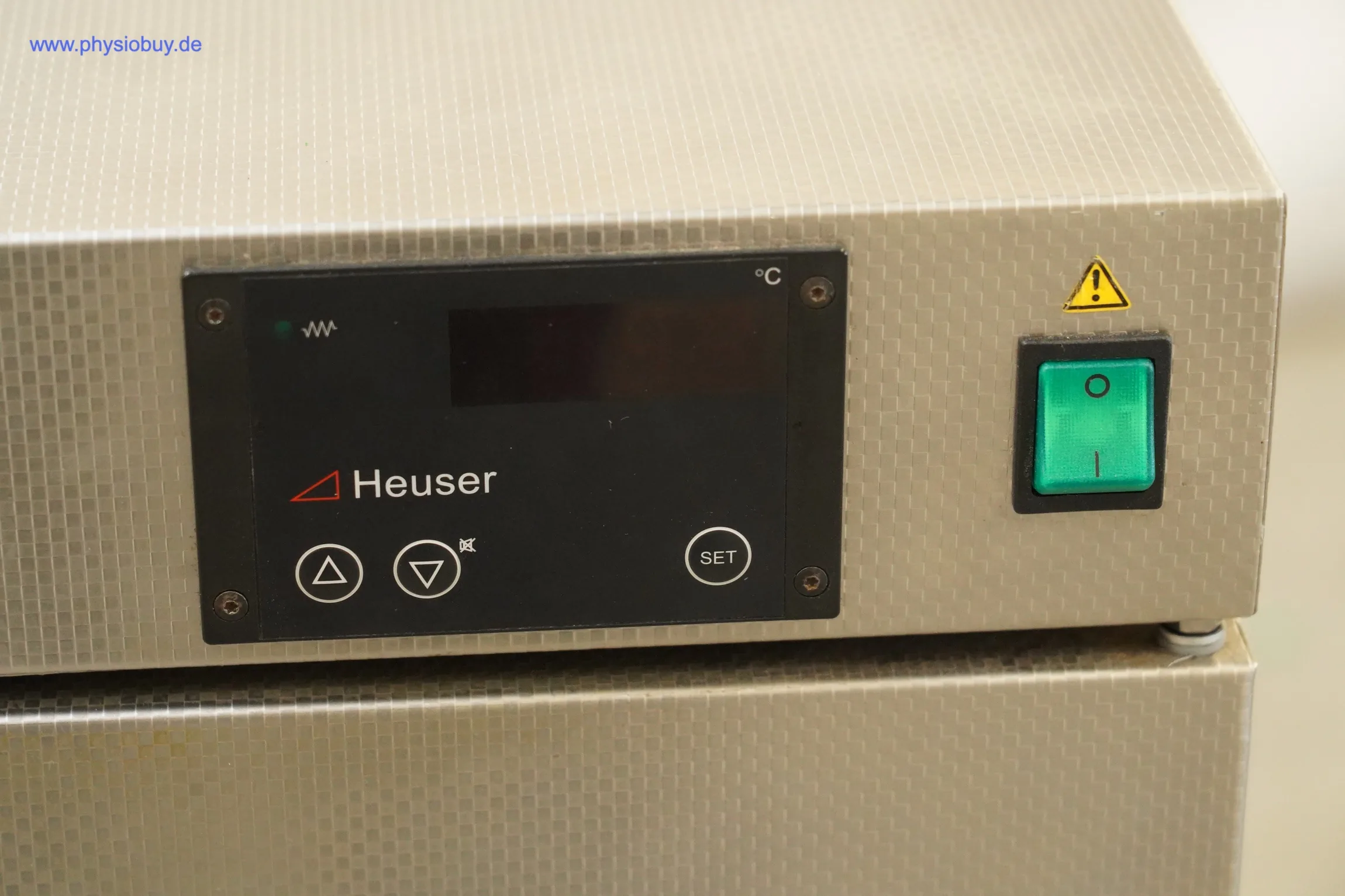Heuser Wärmeschrank WS14-7054SE: Bedienfeld mit Temperaturanzeige, Pfeiltasten, SET-Taste und grün beleuchtetem Netzschalter