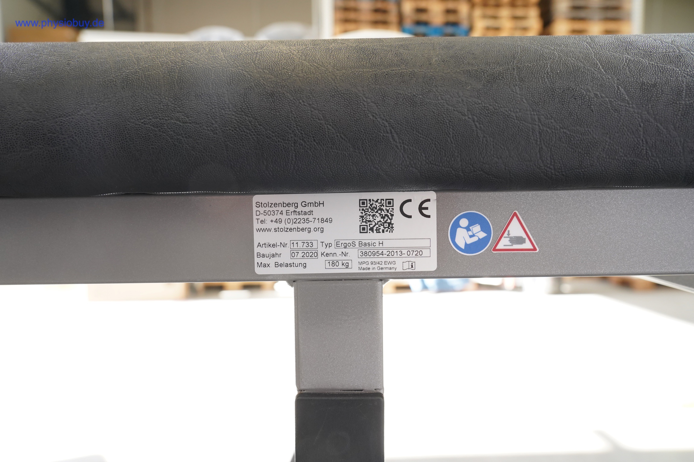 Typenschild mit QR-Code und CE-Zeichen am Rahmen der Stolzenberg ErgoS Basic H unter dem dunklen Polster