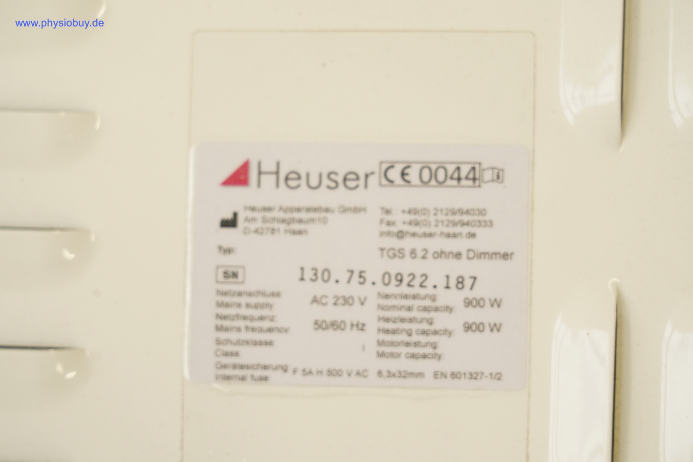 Typenschild des Heuser Rotlicht Strahlerkopfs TGS 6.2 ohne Dimmer mit CE-Kennzeichen, Seriennummer und Leistungsangaben