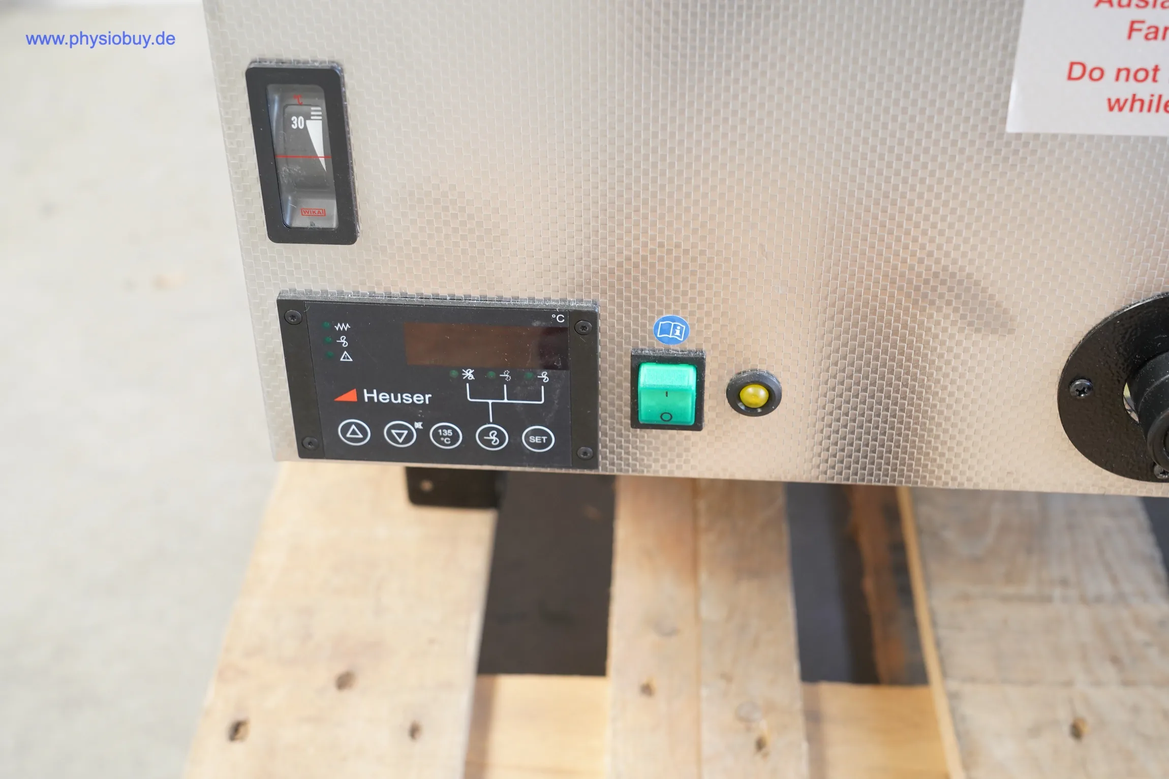 Bedienfeld der Heuser Fangoanlage RW 64 mit Display und Schaltern, Nahaufnahme