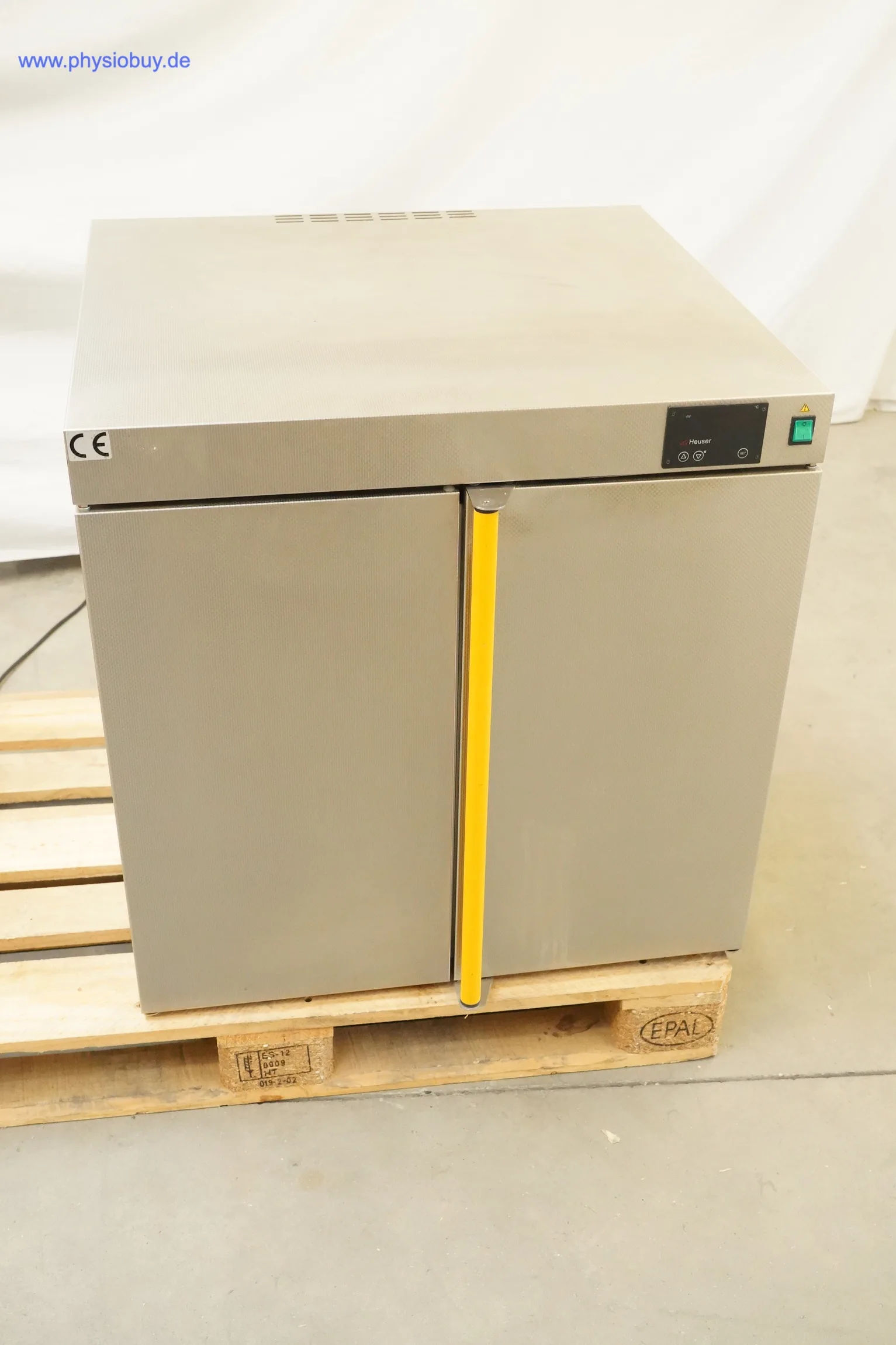 Heuser Wärmeschrank WS14-7054SE schräg von vorn mit geschlossener Doppeltür, auf einer Palette