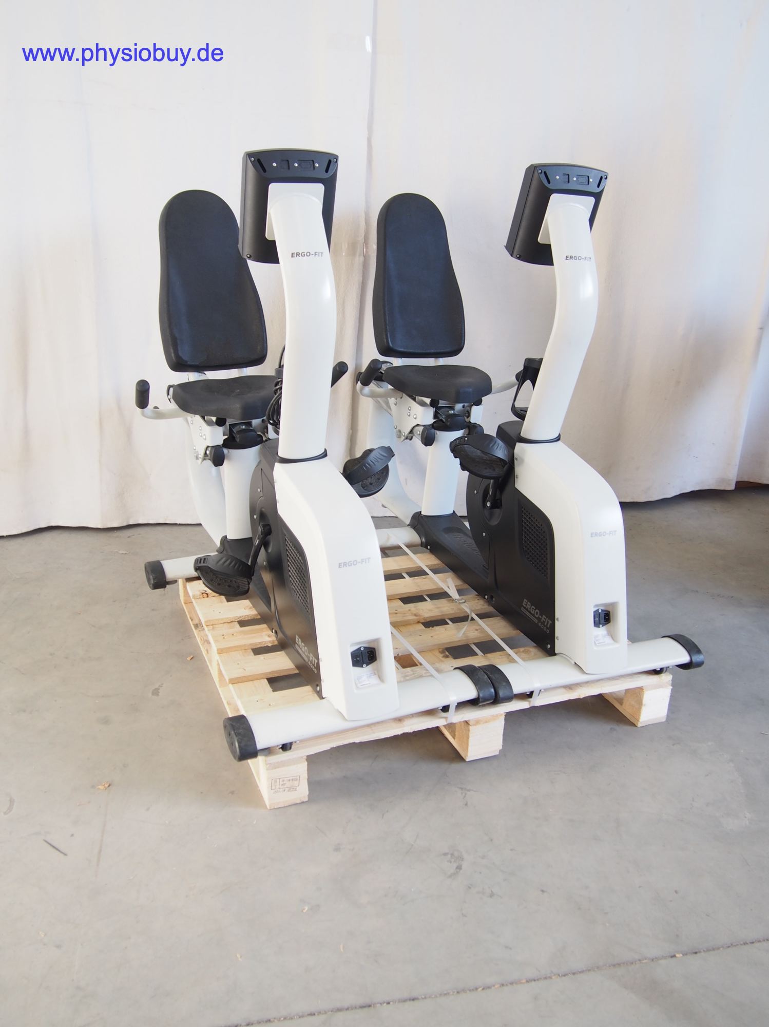 Zwei Liegeergometer Ergo-Fit Recumbent 4000 in Weiß, nebeneinander auf Palette