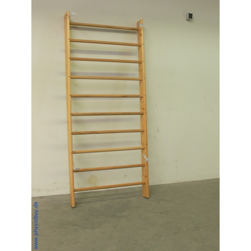 Holzsprossenwand an der Wand montiert