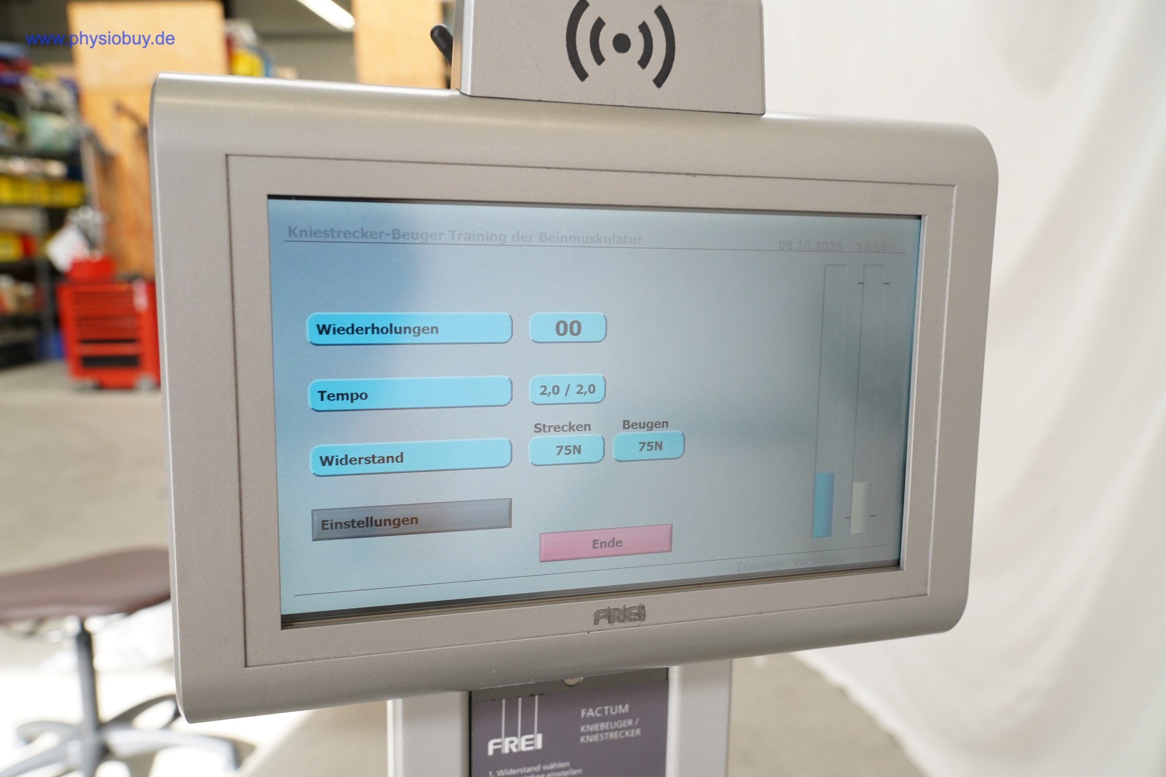FREI Factum Novus II: Touchscreen-Display mit Einstellungen für Wiederholungen, Tempo und Widerstand, darüber ein Funksymbol