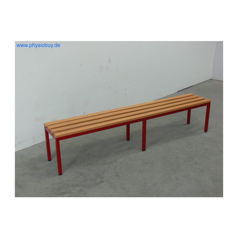 Umkleidebank mit Holzlattensitzfläche auf rotem Metallgestell