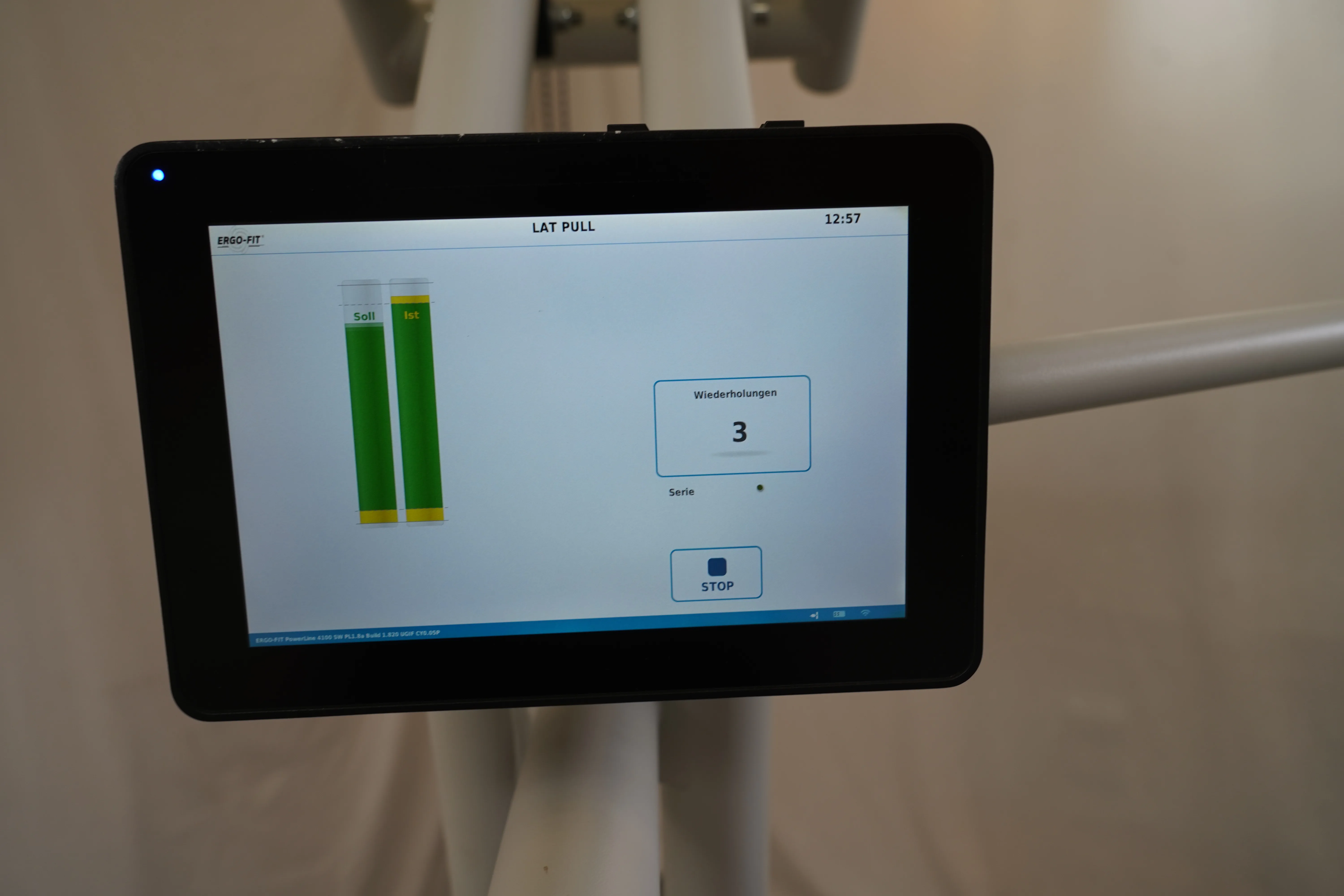 Touch-Display der Lat-Pull-Station am Ergo-Fit 4100S mit Wiederholungszähler und Balkenanzeige