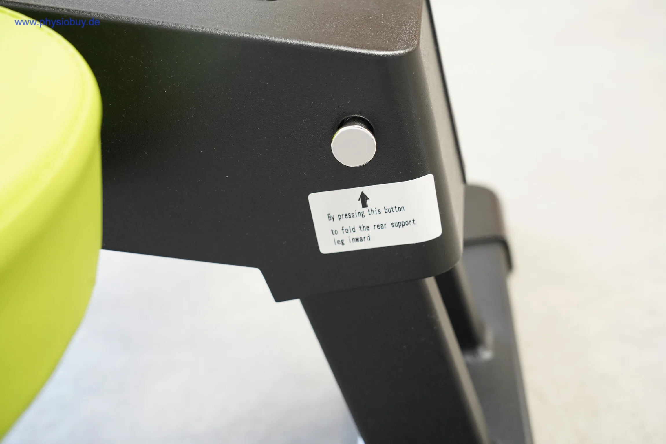 Verstellknopf am Gestell des Massagestuhls Pino mit Hinweisschild, Nahaufnahme