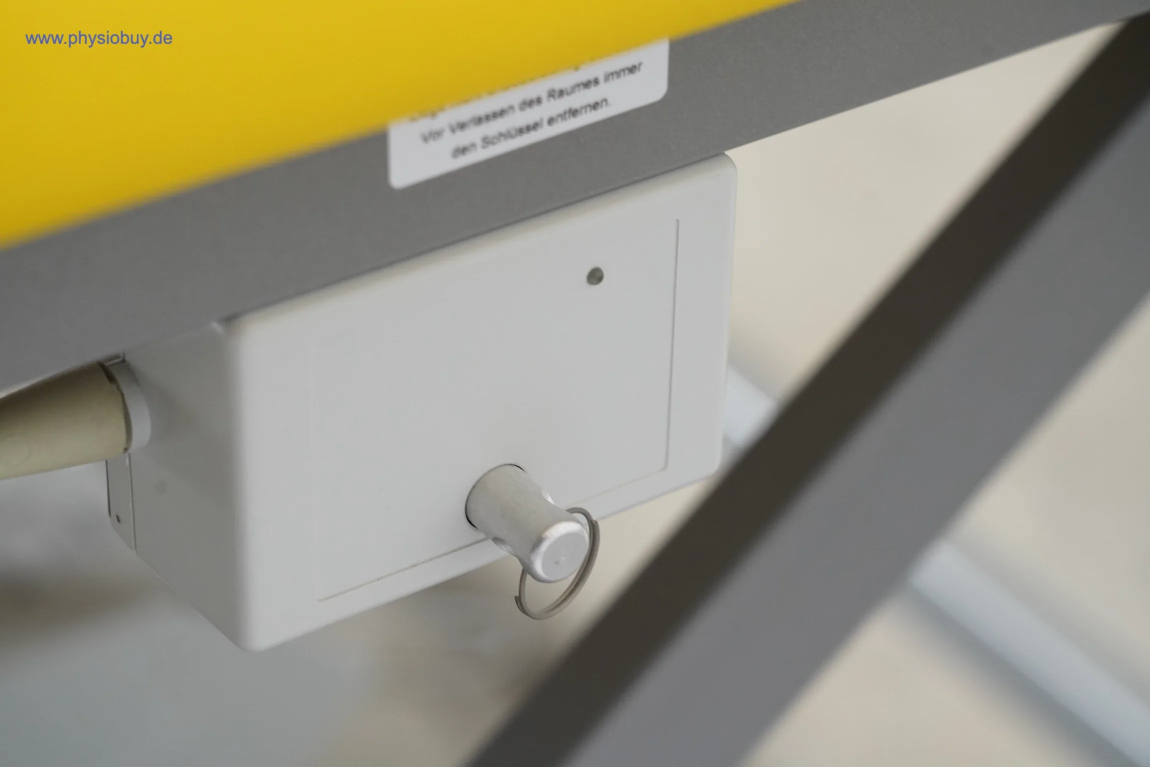 Bedienbox mit Schlüsselschalter an der Bobathliege Physiothek Xedos, Nahaufnahme