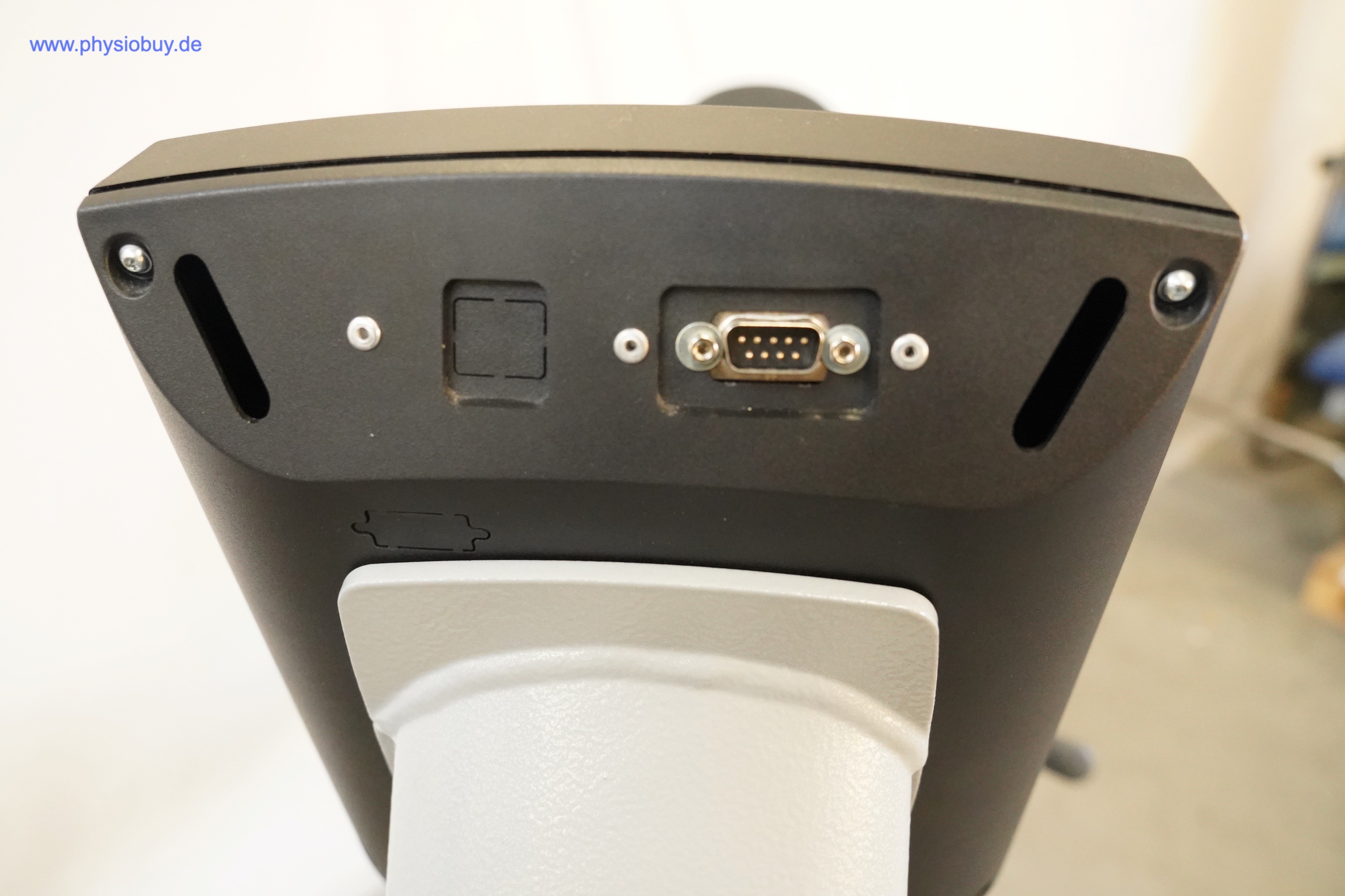 Ergo-Fit Recumbent 4000 MED RS, Rückseite des Displaygehäuses mit seriellem Anschluss, Buchse und Lüftungsschlitzen