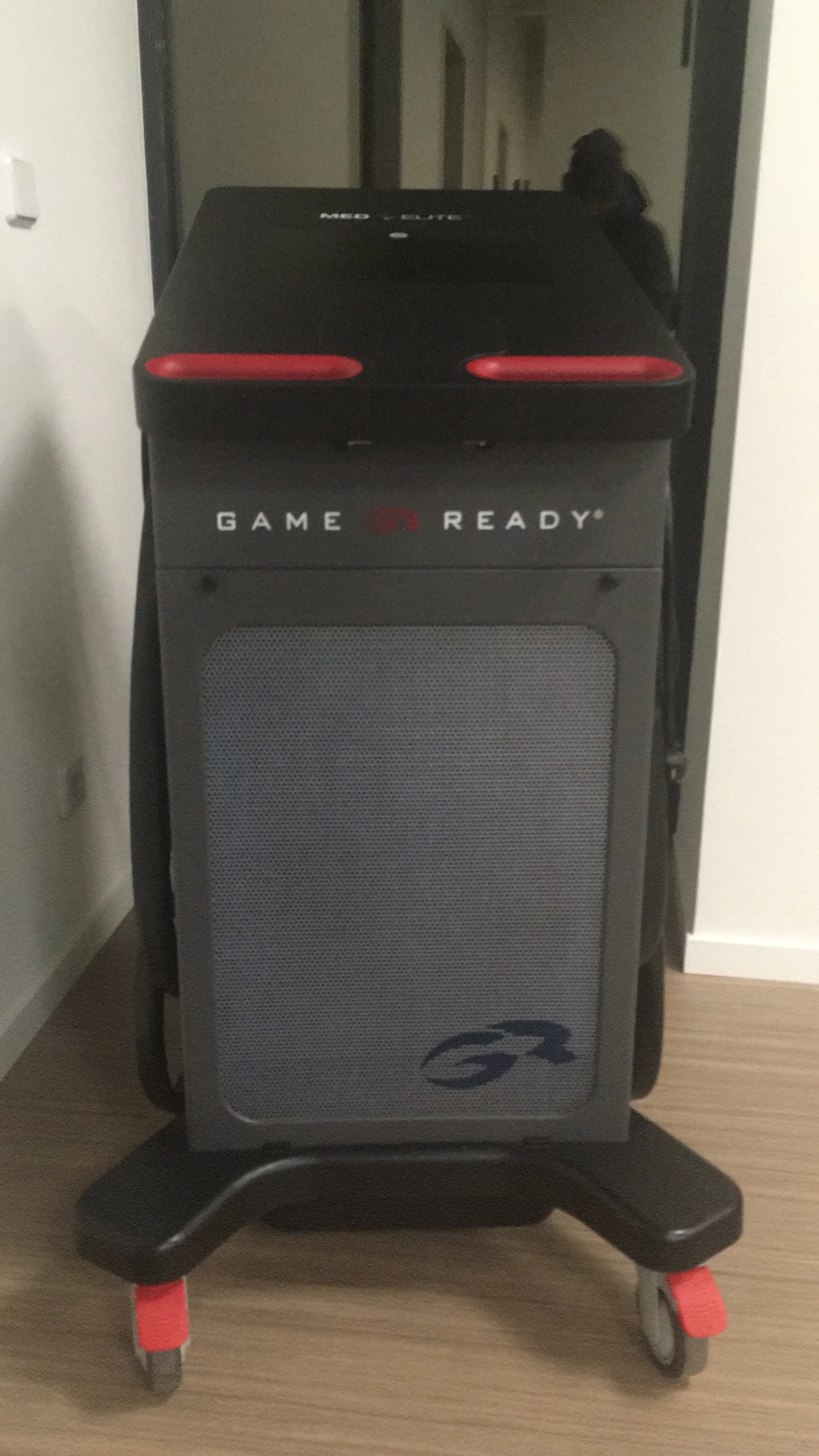 Game Ready Med4 Elite Kompressionsgerät, Frontalansicht auf Rollen im Flur