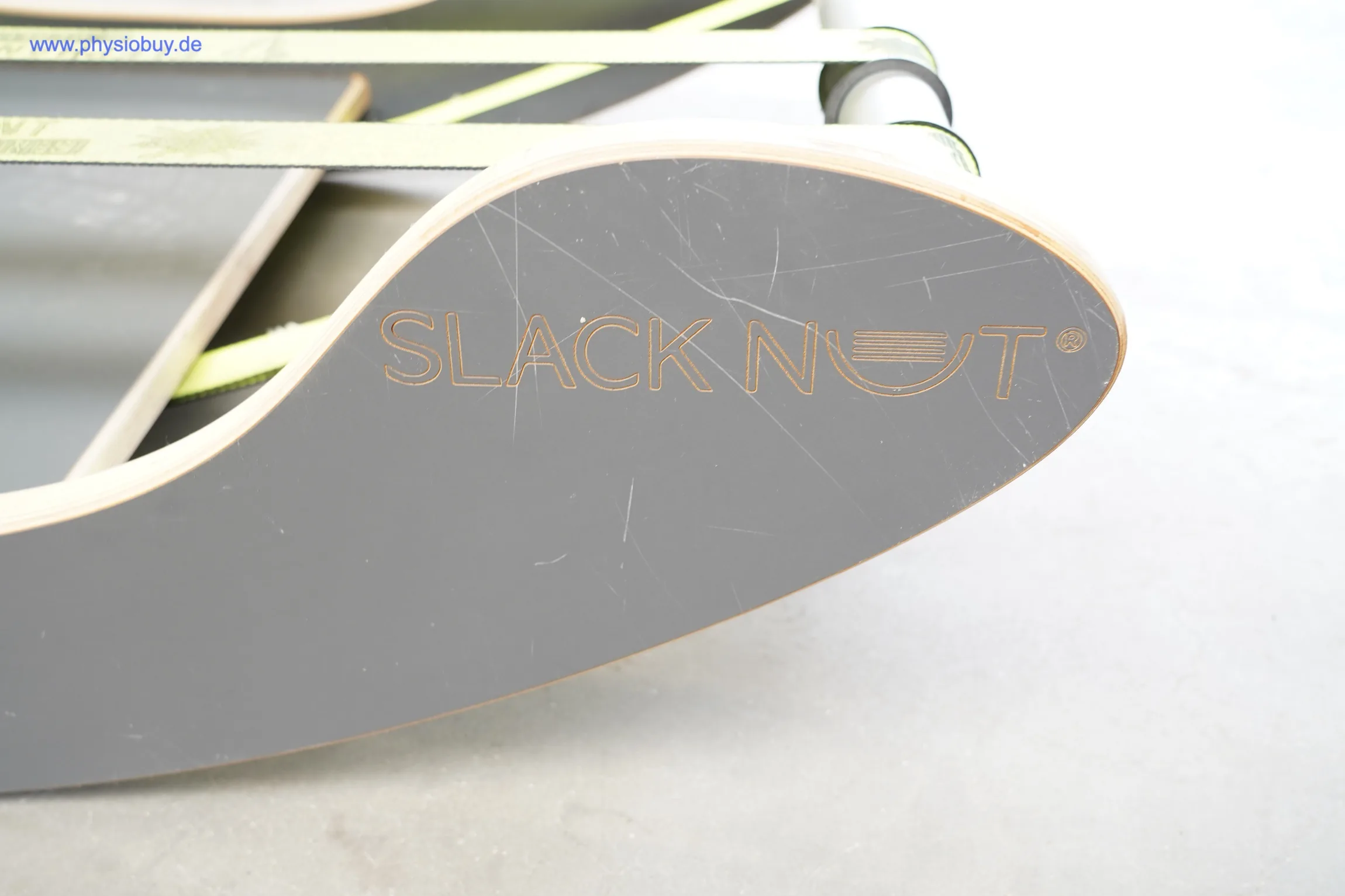 Eingebrannter Schriftzug „Slack Nut“ im Holzrand des Balance-Boards, Nahaufnahme