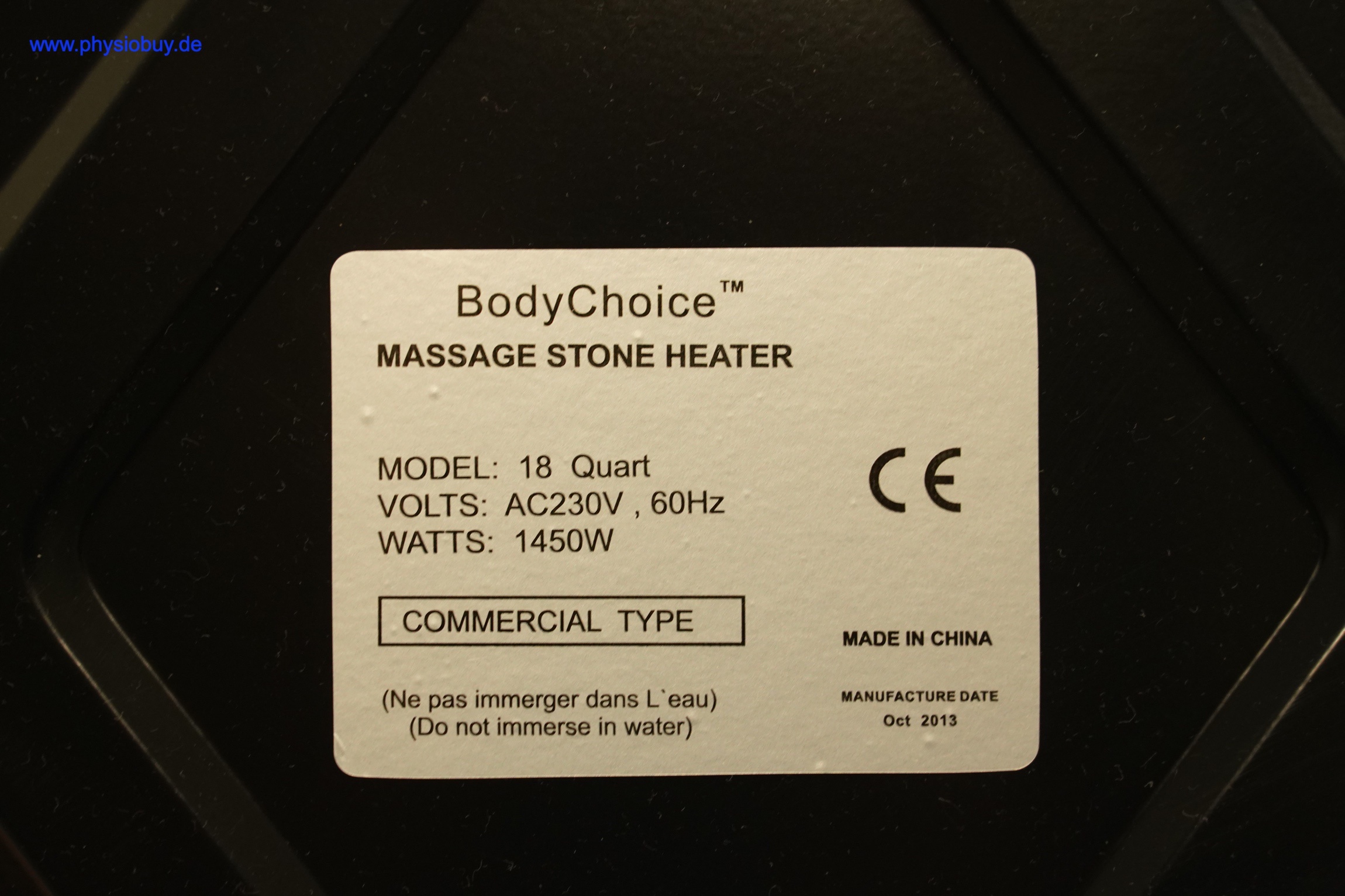 Typenschild eines BodyChoice Massage Stone Heater, Modell 18 Quart, mit 230 Volt, 1450 Watt und CE-Zeichen