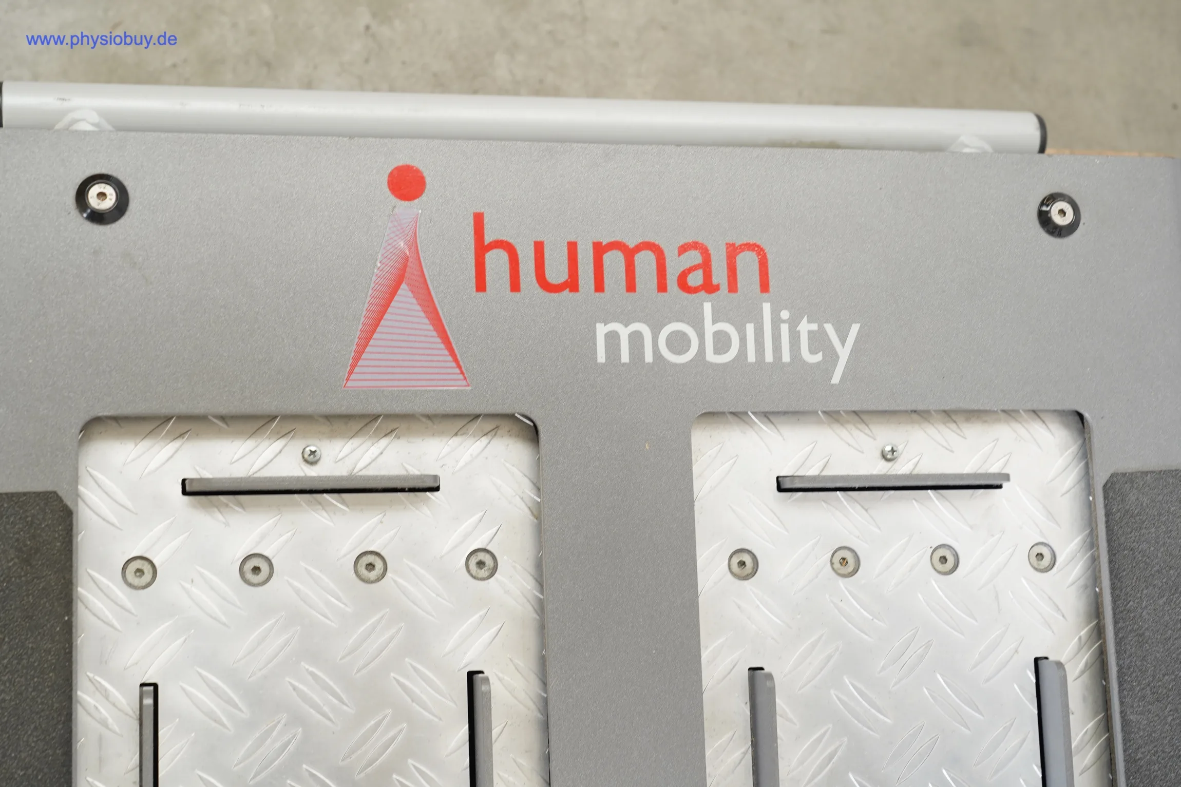 Trittflächen mit human-mobility-Logo des SRT Zeptor med, Nahaufnahme