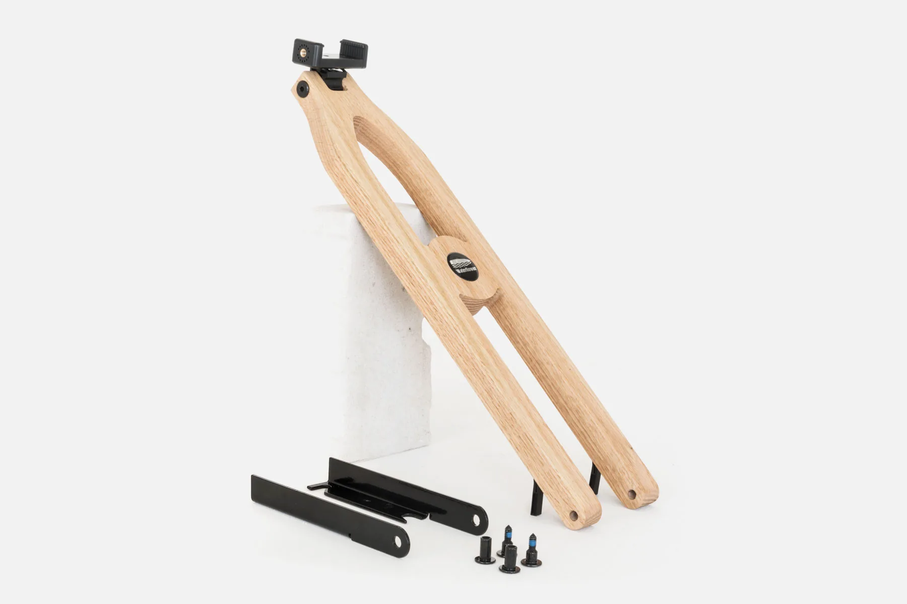 Smartphone- und Tablethalterung für WaterRower aus hellem Holz, mit Befestigungsteilen und Schrauben
