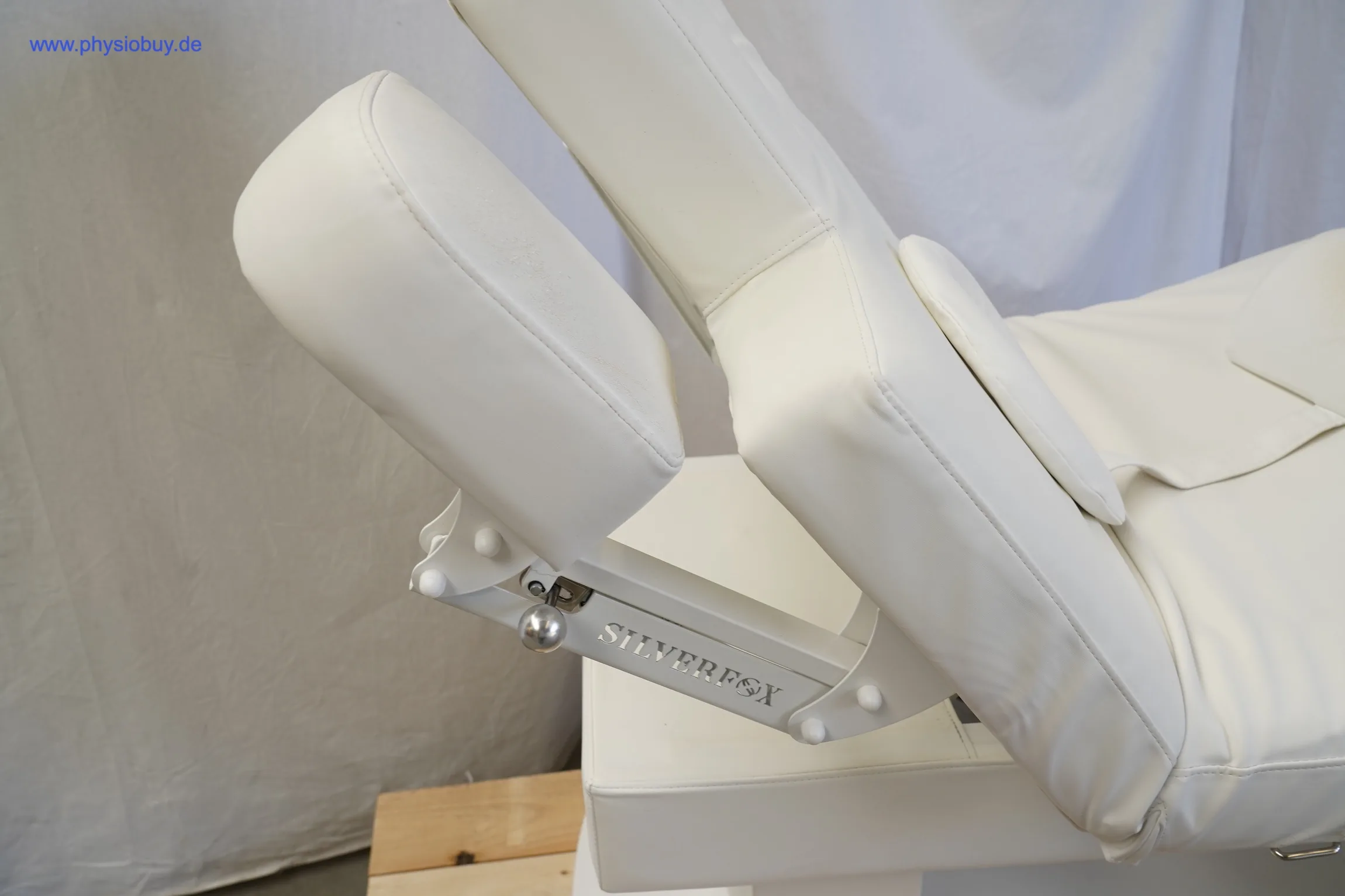 Gelenkmechanik der Armstütze der Wellnessliege Harmonia, Nahaufnahme