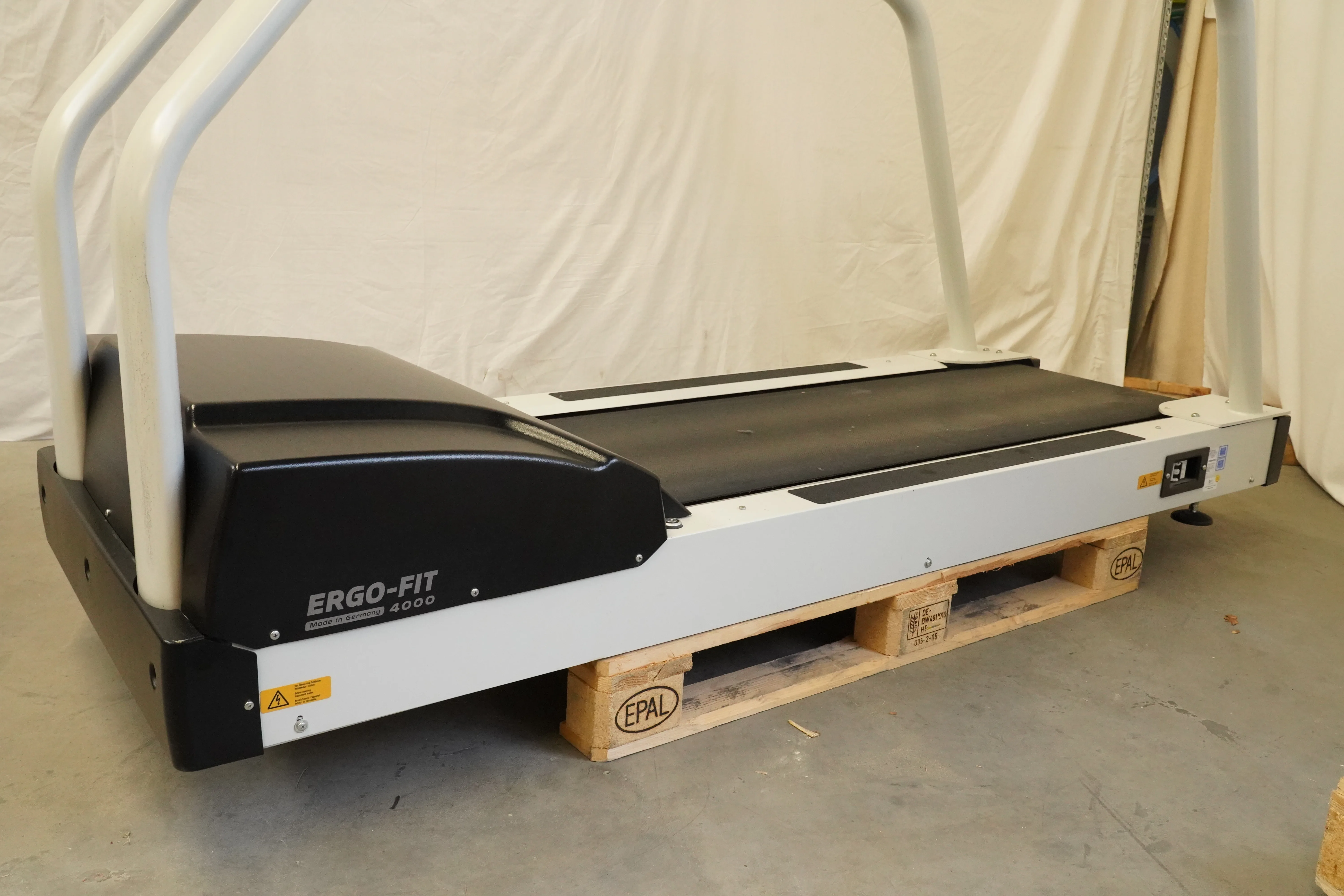 Ergo-Fit Laufband Trac 4000 Alpin von hinten mit Aufschrift „Ergo-Fit“ auf der Palette