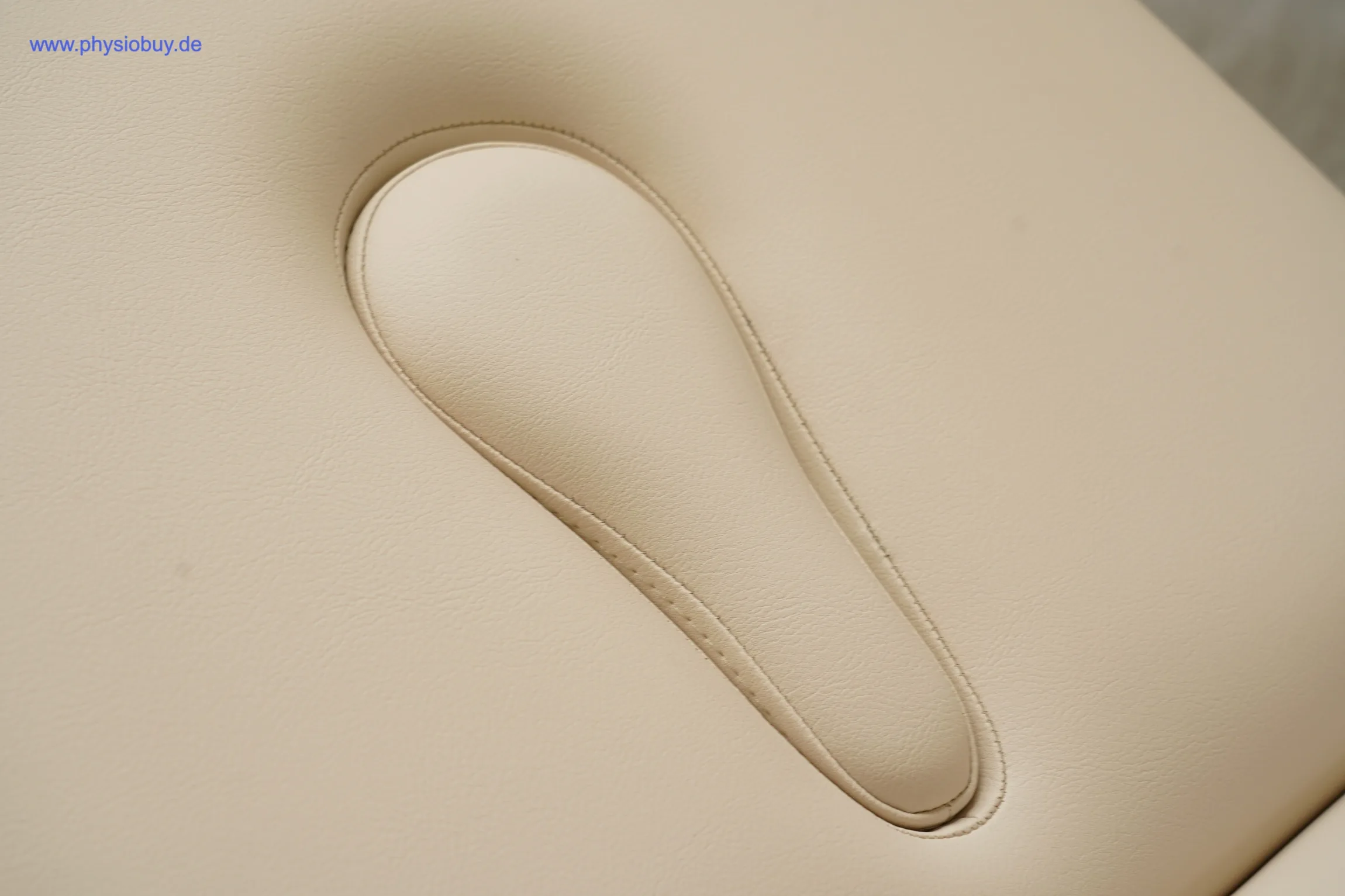 Griffschlaufe in der Polsterauflage der Gymna Duoplus advanced Therapieliege, Nahaufnahme