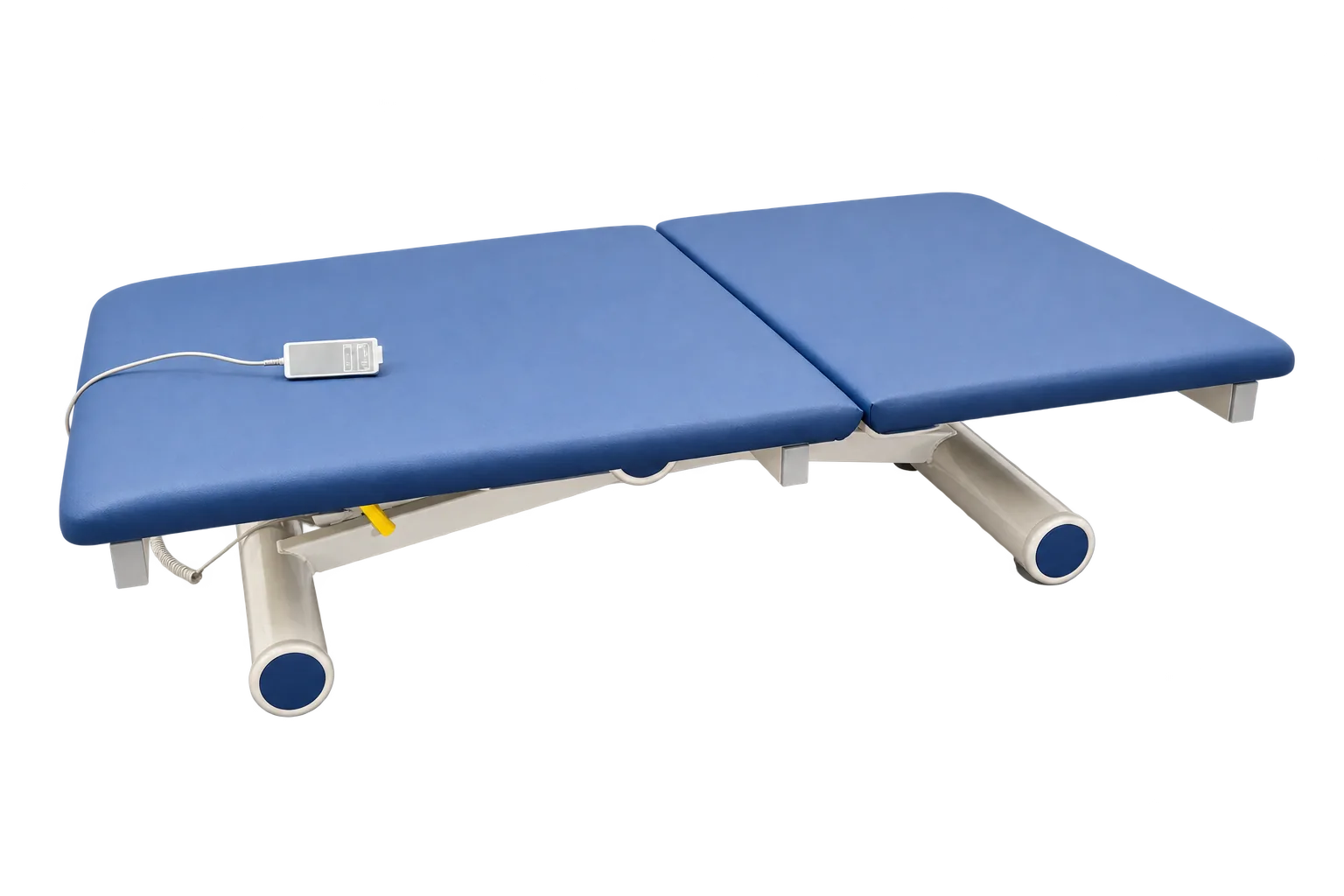 Zimmer aXion Bobath 2 Behandlungsliege mit blauer zweiteiliger Polsterfläche und Handschalter, schräg von vorn