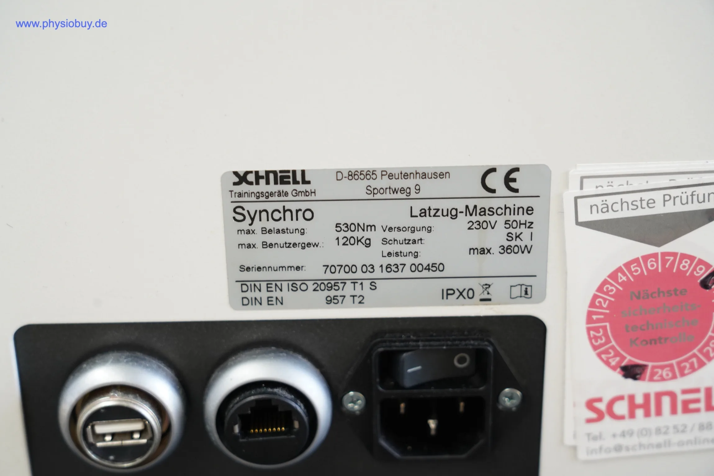 Typenschild der Latzug-Maschine mit technischen Daten, Nahaufnahme