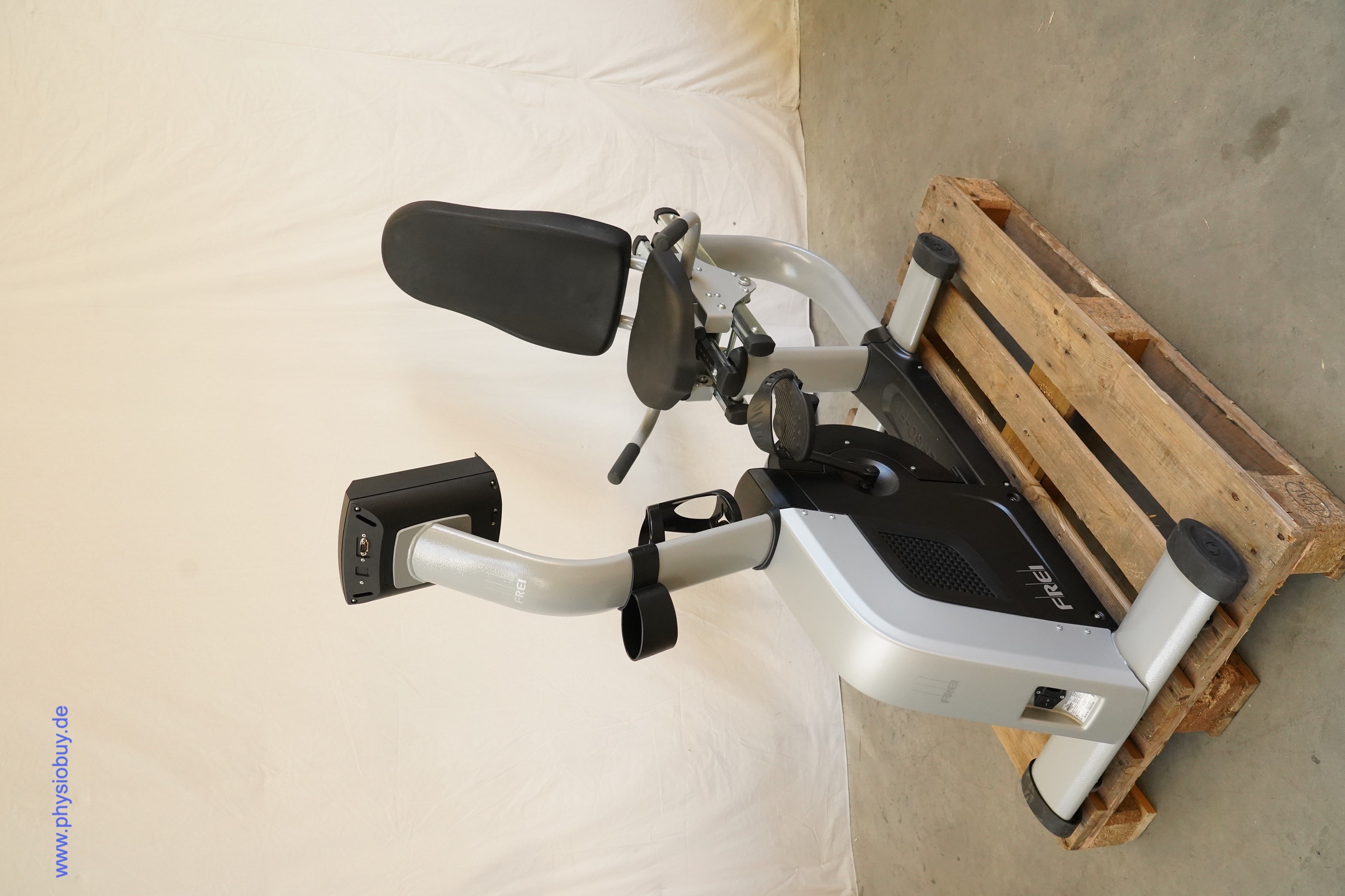 Ergo-Fit Recumbent 4000 MED RS schräg von vorn, Liegeergometer mit Display, Getränkehalter und Rückenlehne auf einer Palette
