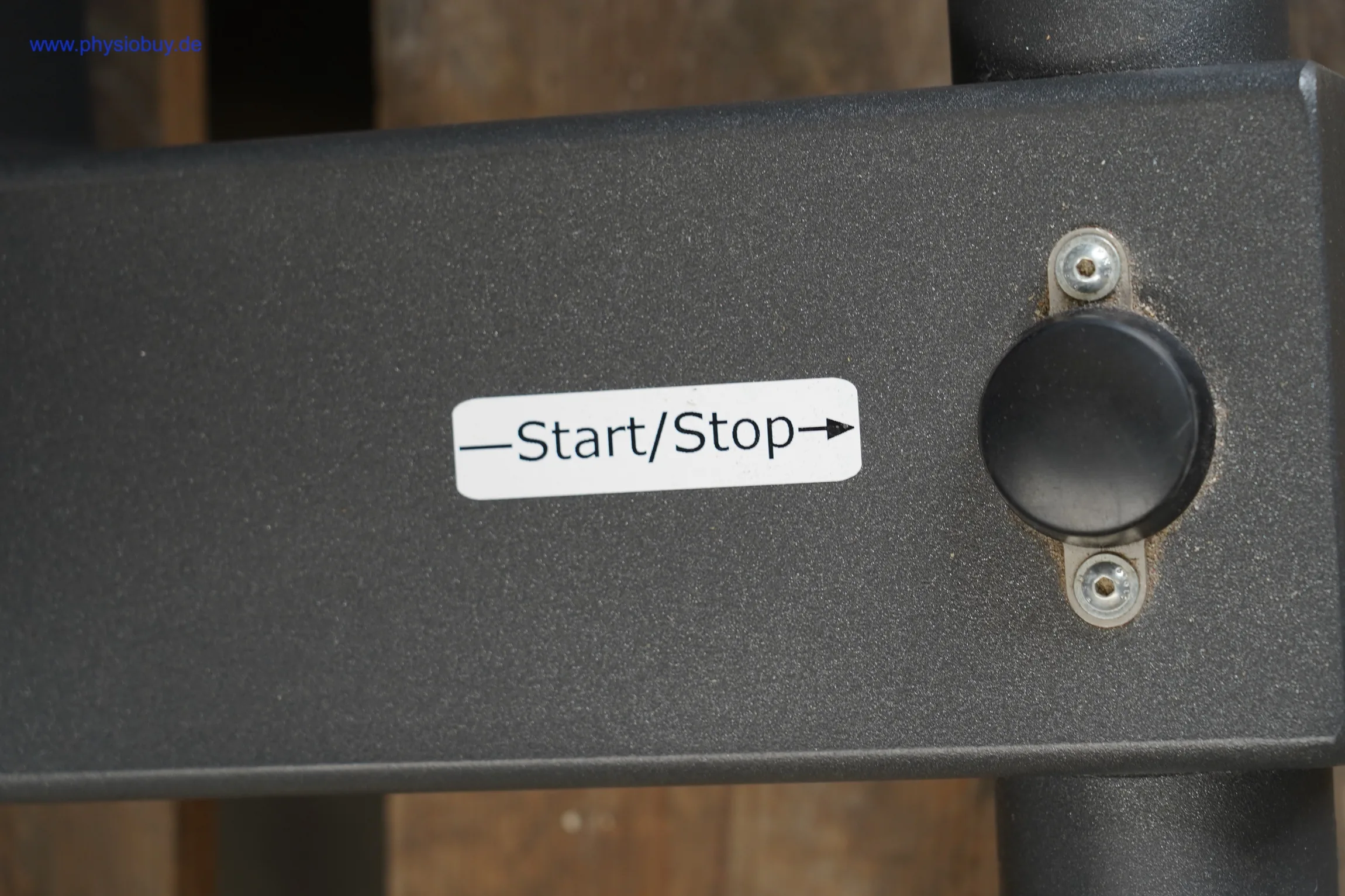 Start/Stop-Taste der Horizontal-Press-Station des Schnell Synchro MED-Zirkels, Nahaufnahme