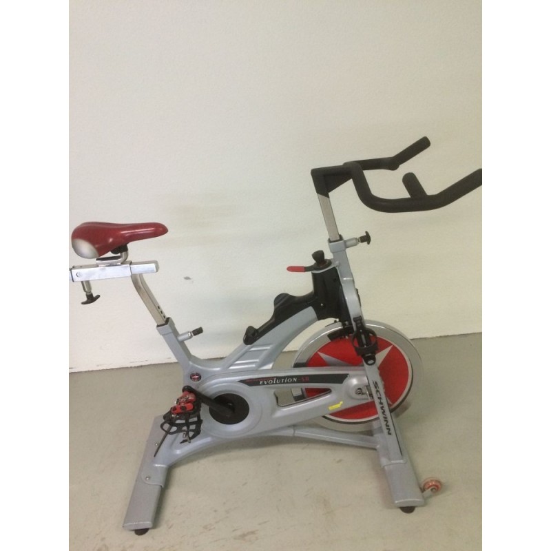 Indoor-Cycling-Bike Schwinn Evolution mit rotem Sattel, Seitenansicht