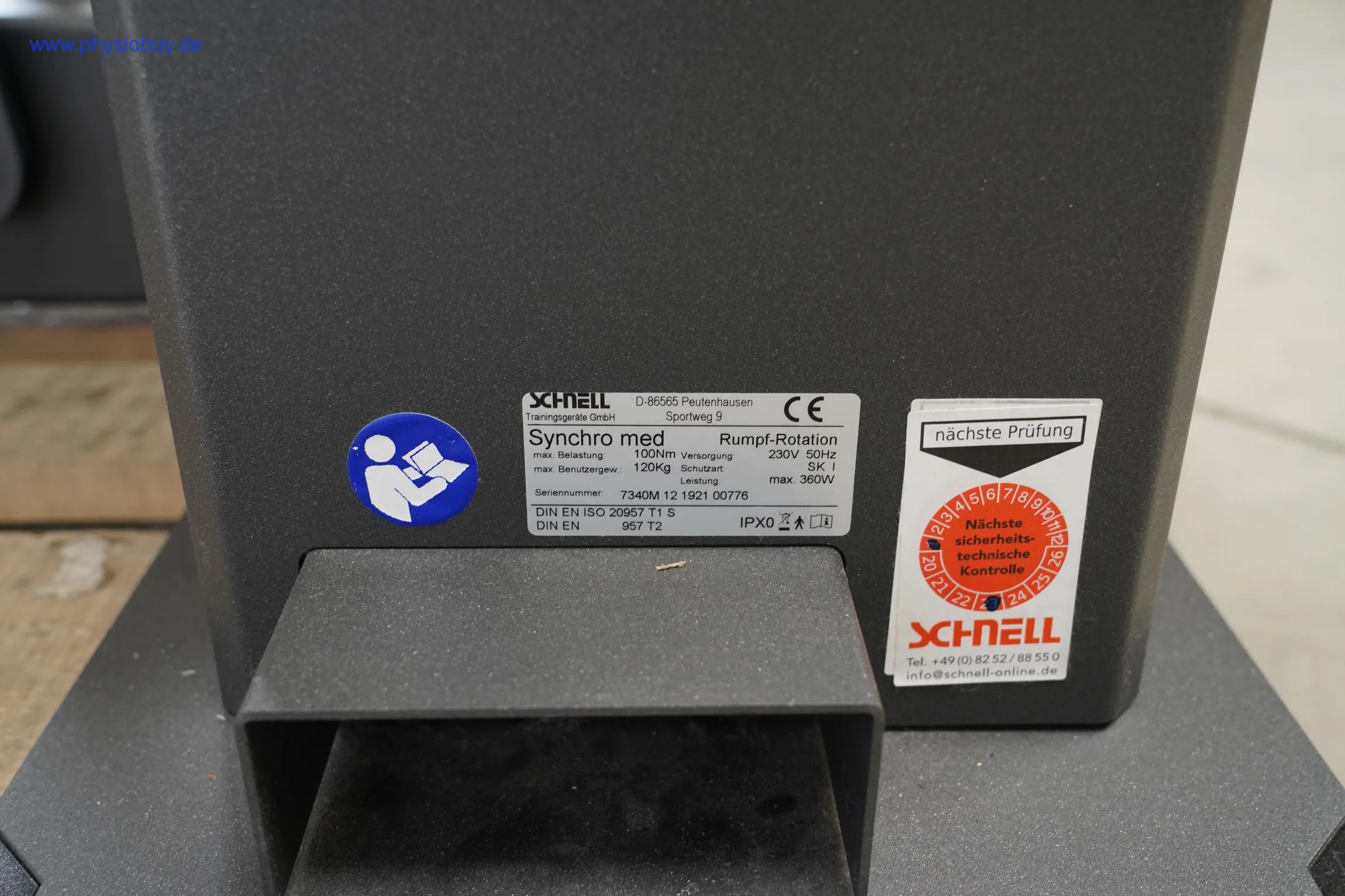 Typenschild der Rumpf-Rotation-Station am Schnell Synchro MED-Zirkel