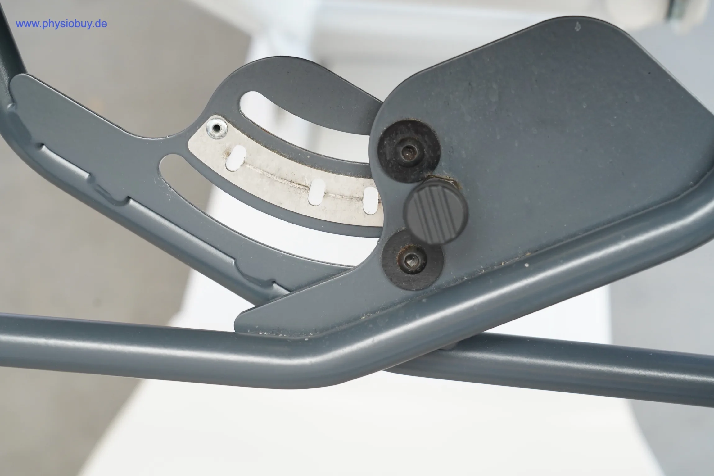 Verstellmechanik der Armstütze der Therapieliege Gymna mit Einstellrädern, Nahaufnahme