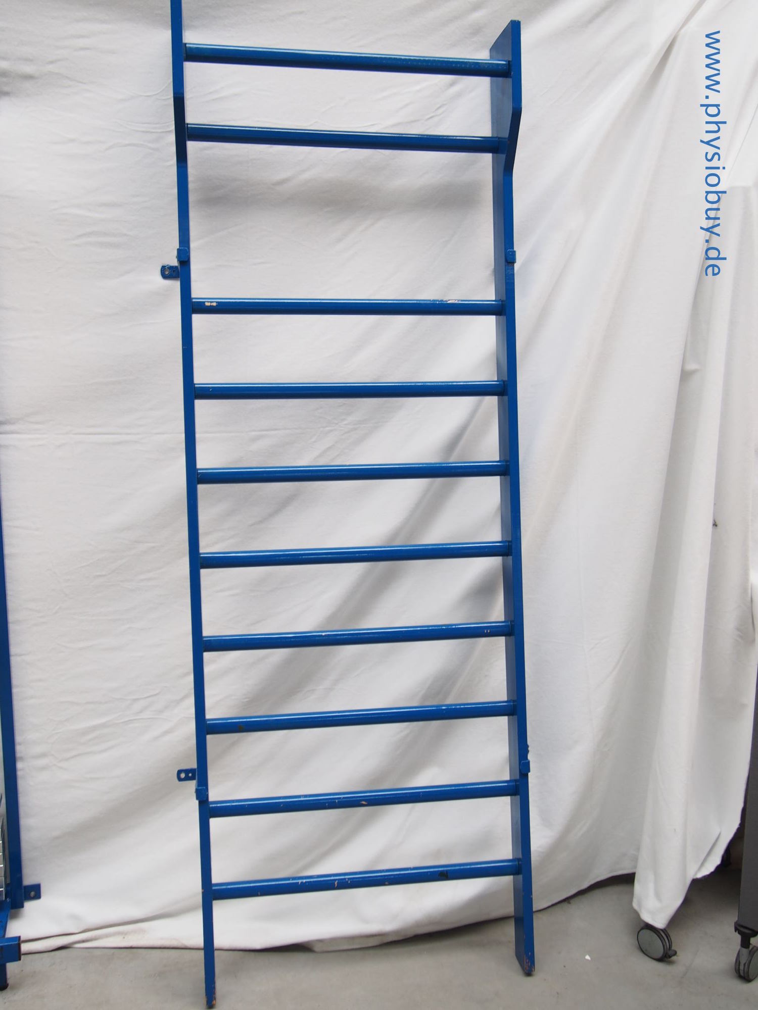 Sprossenwand aus blau lackiertem Metall an der Wand montiert, gebraucht