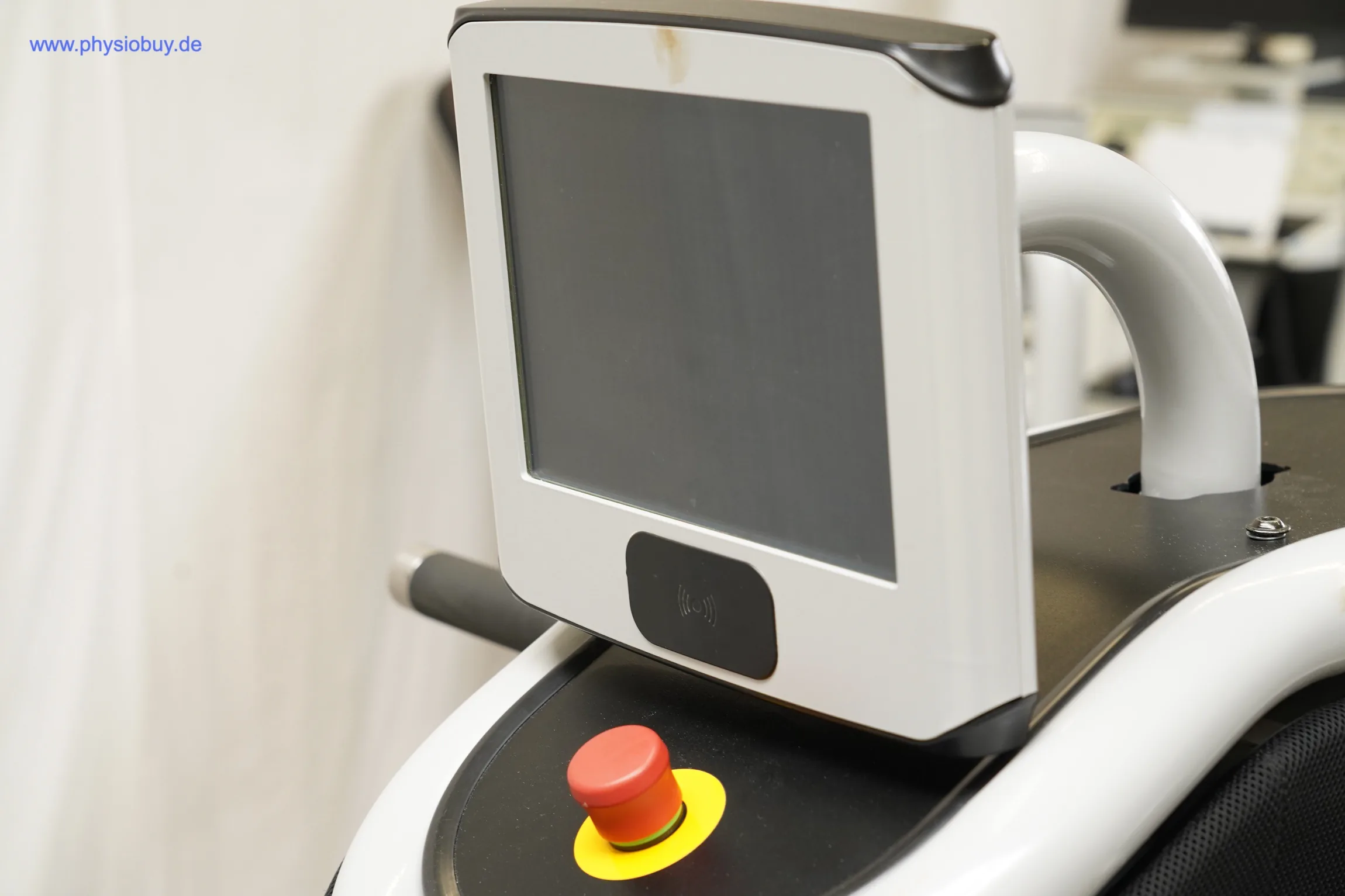 Touchscreen-Display mit Taste am eGym Chest Press, Nahaufnahme