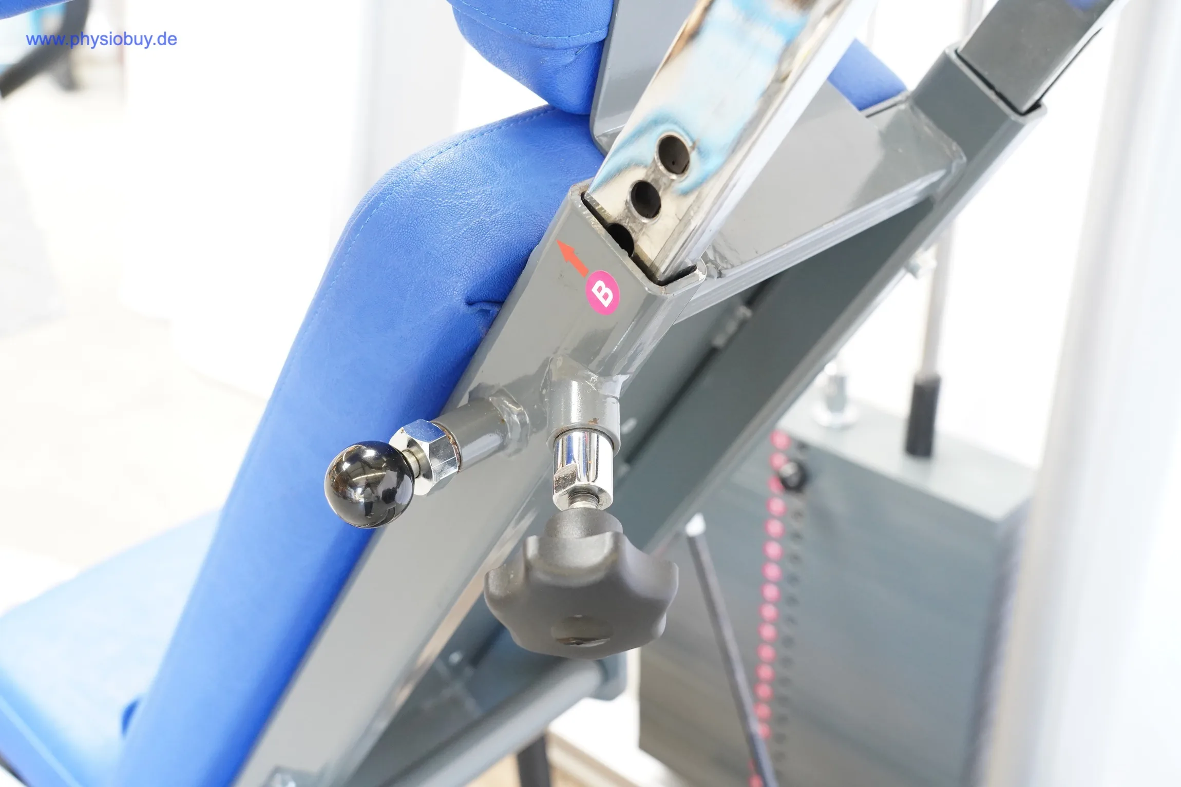 Blau gepolsterte Rückenlehne der MKB NB6 Funktionsstemme mit Verstellbolzen, Nahaufnahme