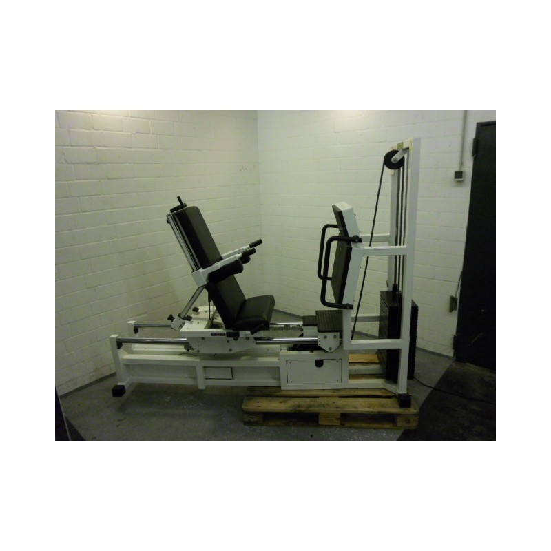 Vier Trainingsgeräte der Technogym Isotonic Line in einem Fitnessstudio