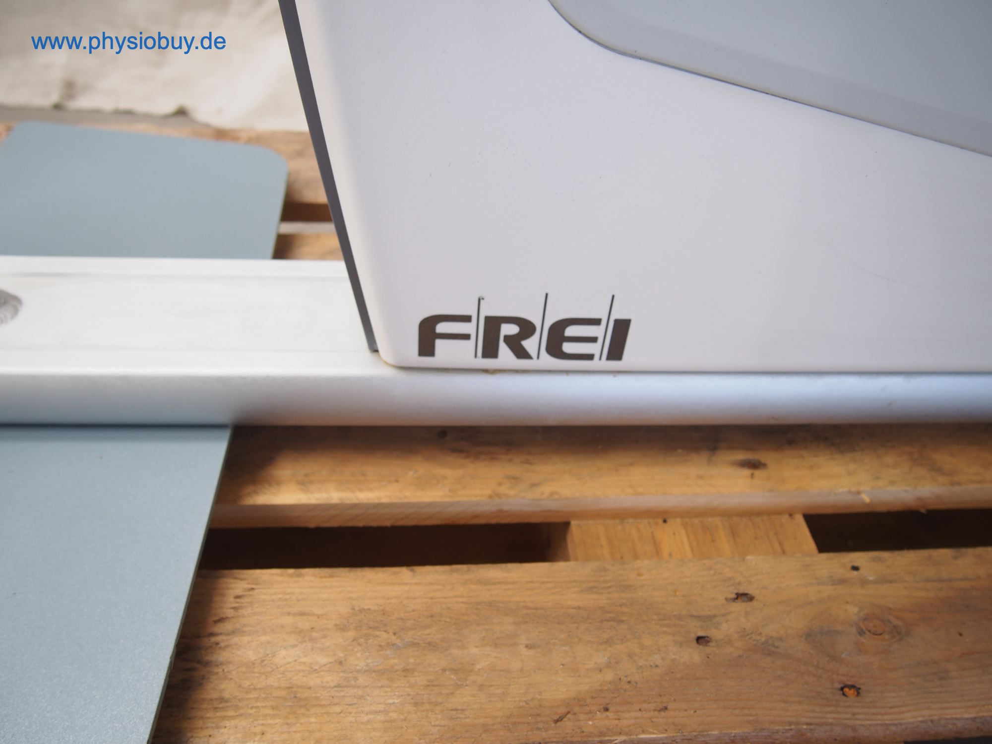 FREI Schriftzug am Gehäuse des Ergometers Motion Cycle 800 med, Nahaufnahme