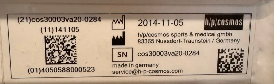 Typenschild des Laufbands HP Cosmos Quasar mit Herstellerangaben, Seriennummer, Datum 2014-11-05 und drei Barcodes