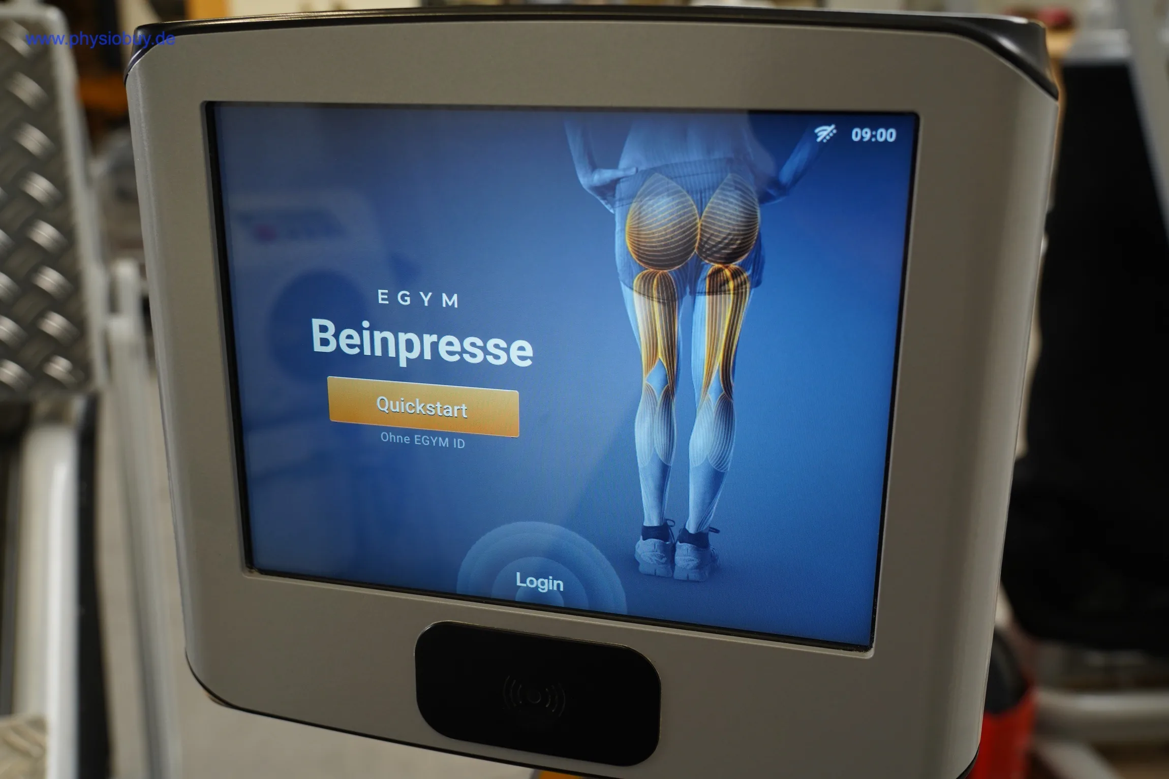 eGym-Kraftzirkel, Display der Beinpresse mit Login-Bildschirm