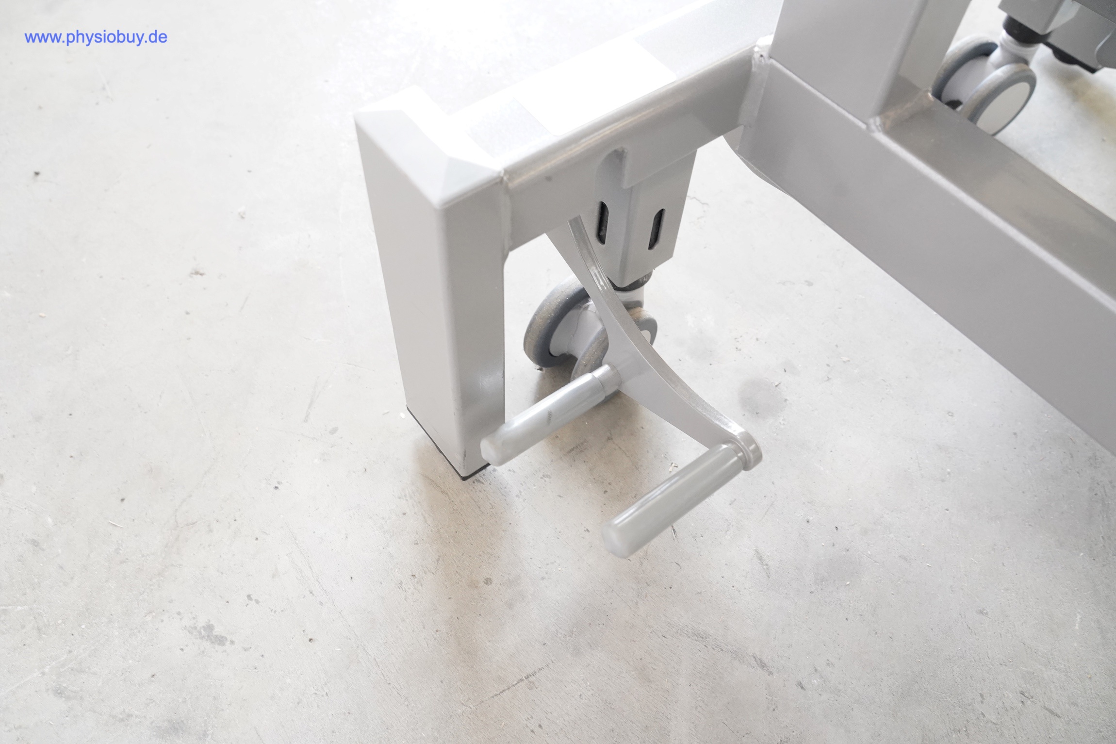 Stolzenberg ErgoS Basic H: Fußgestell mit Lenkrolle und Fußhebel der Hydraulik, schräg von oben auf Betonboden