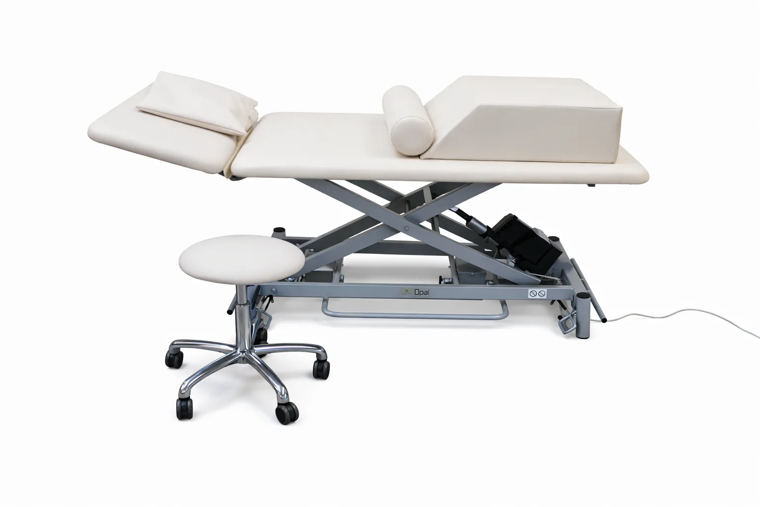 Schupp Opal Plus Scherenliege mit cremefarbenem Polster und Rollhocker